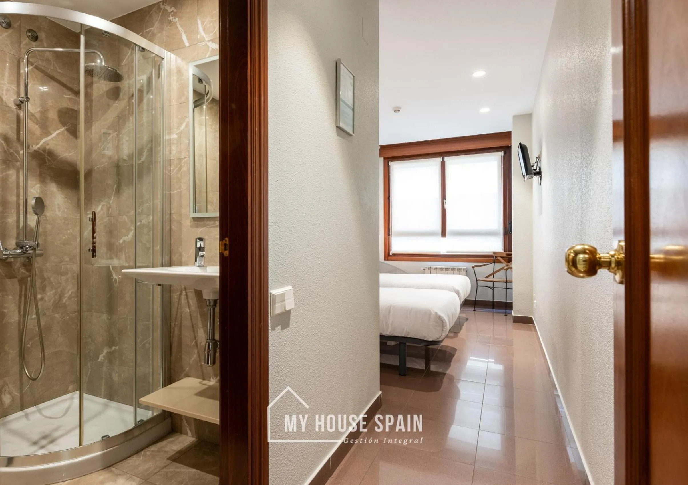 Shower, Bed in Hotel Playa Poniente