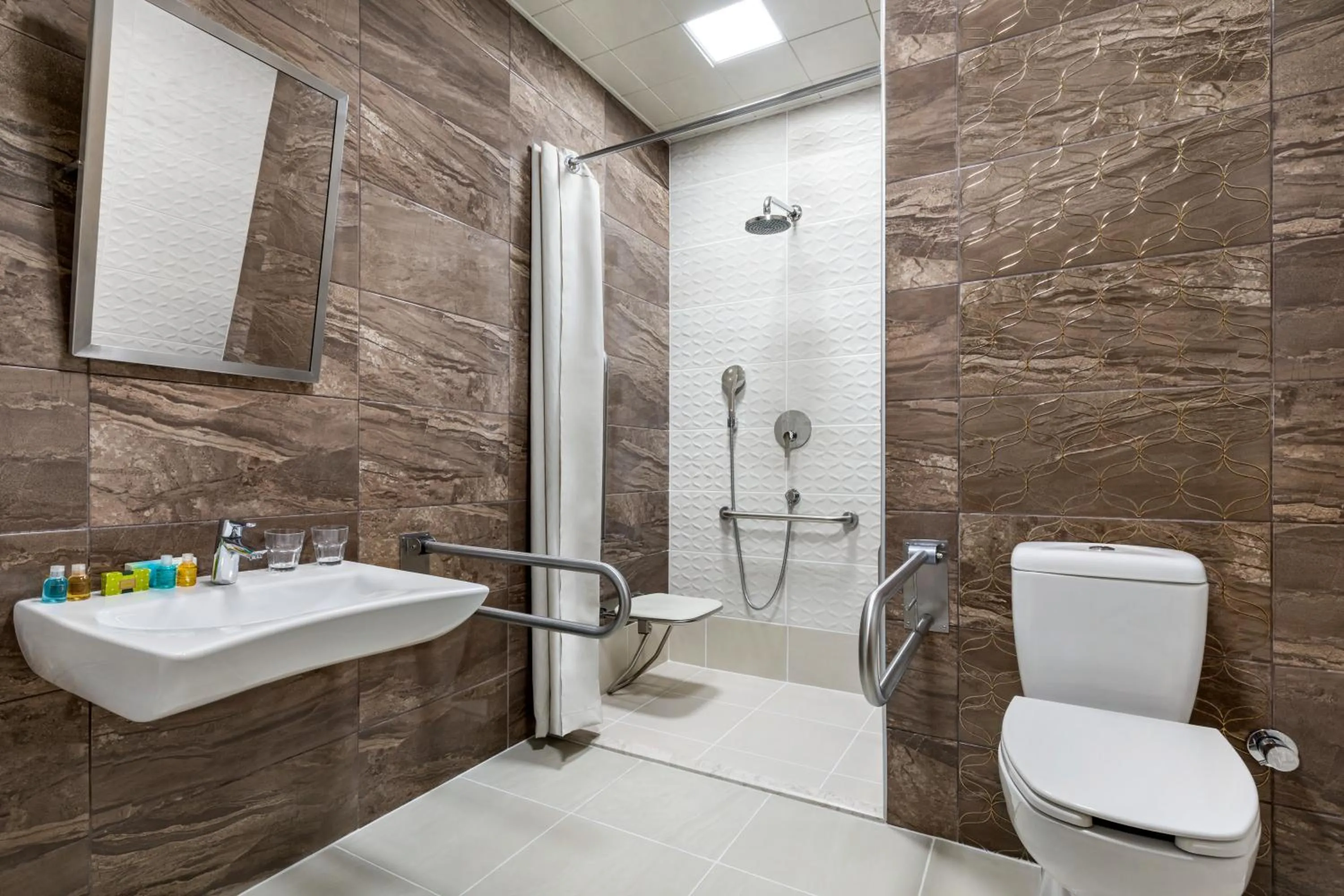 Shower in Wyndham Baku