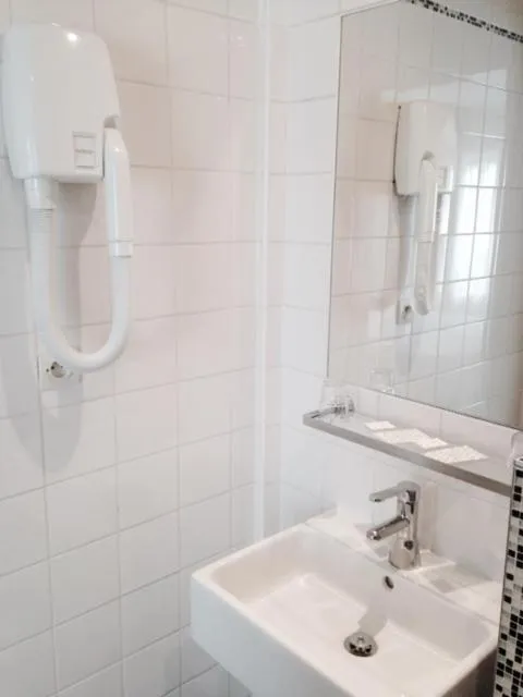 Bathroom in Hôtel Opéra Dieppe