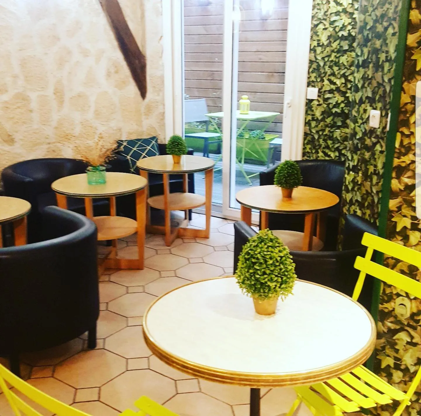 Patio in Hôtel Opéra Dieppe