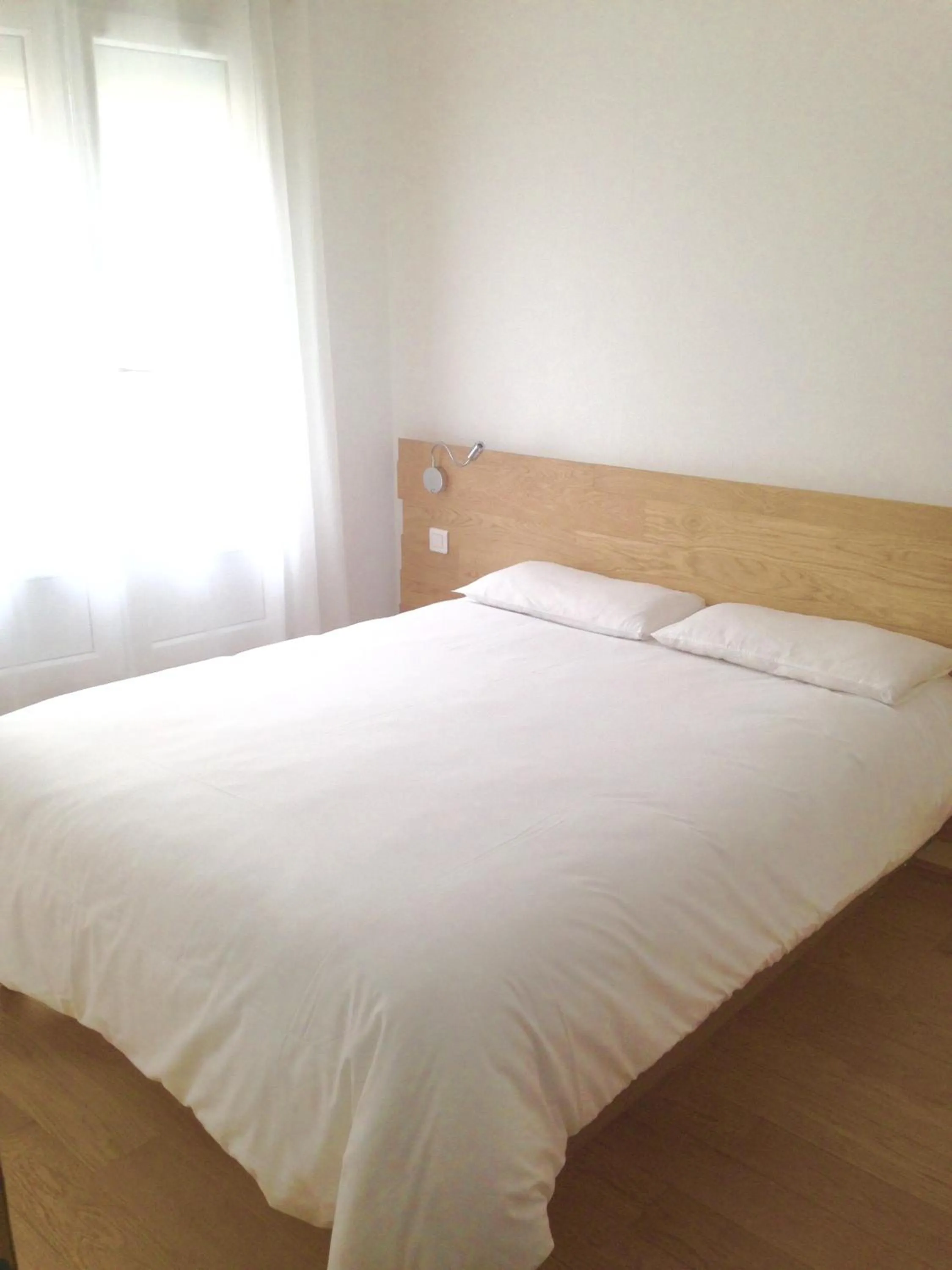 Bedroom in Hôtel Opéra Dieppe