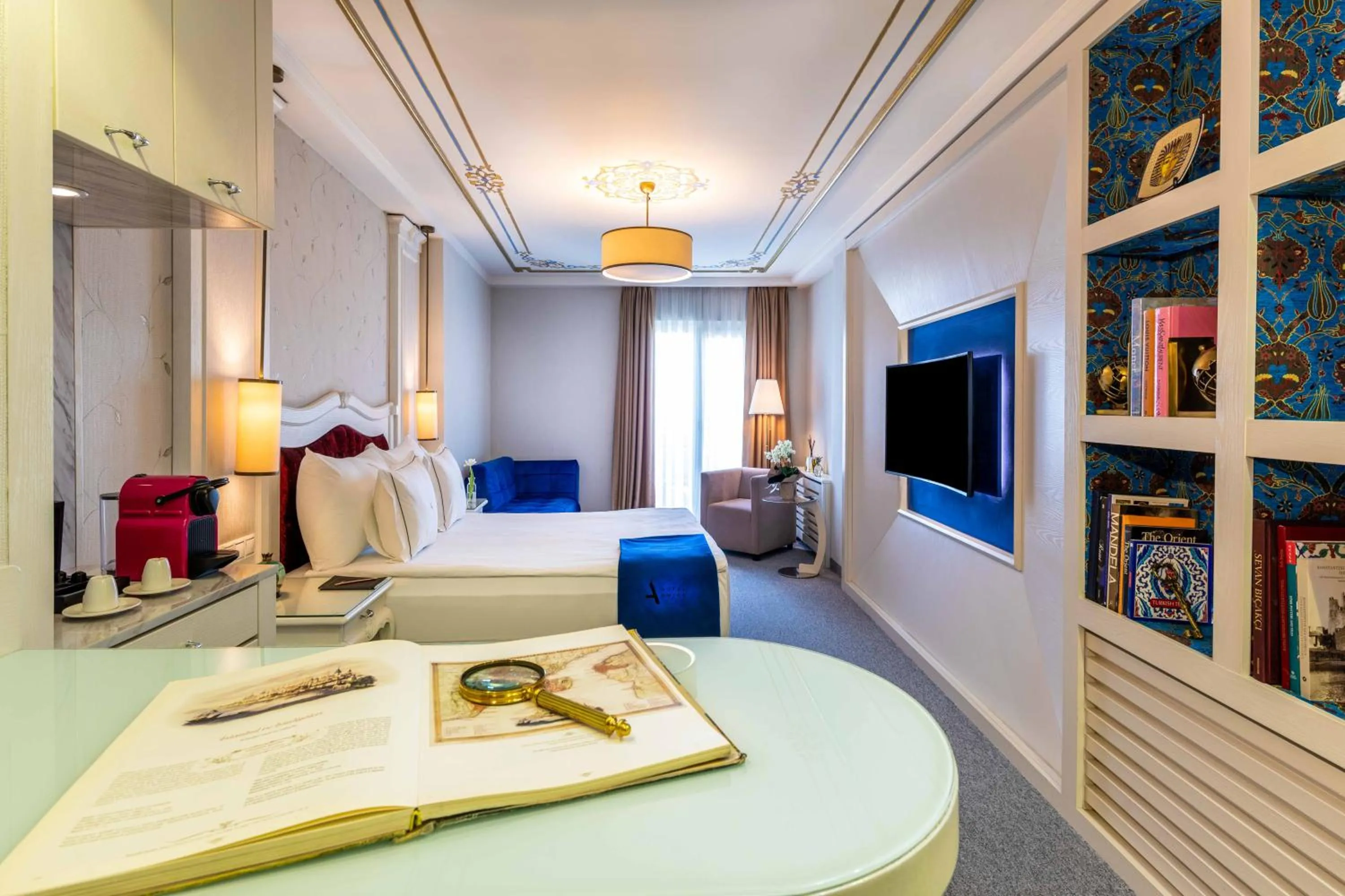 Library, Bed in Hotel Amira Istanbul