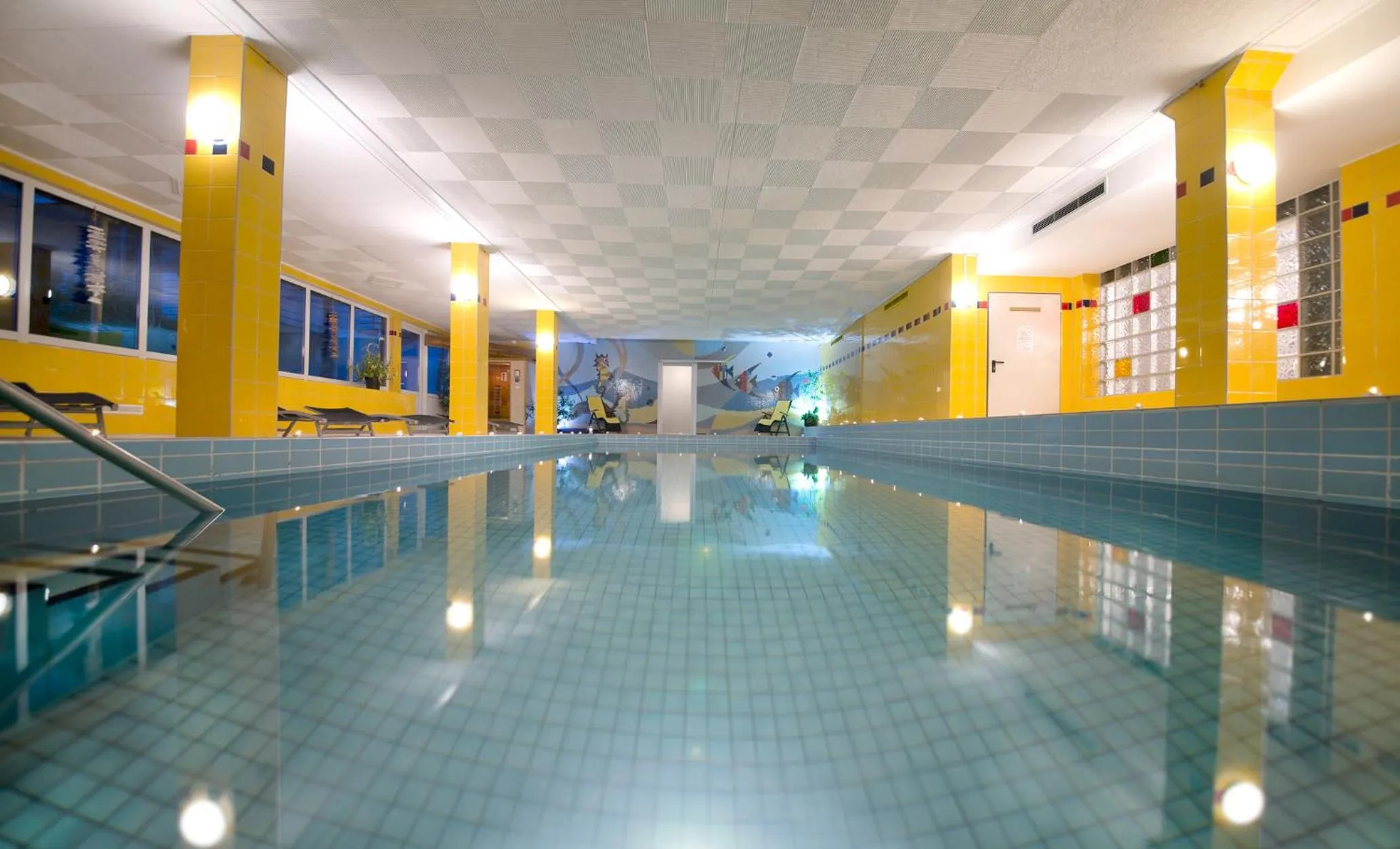 Swimming pool in Hotel Heikenberg