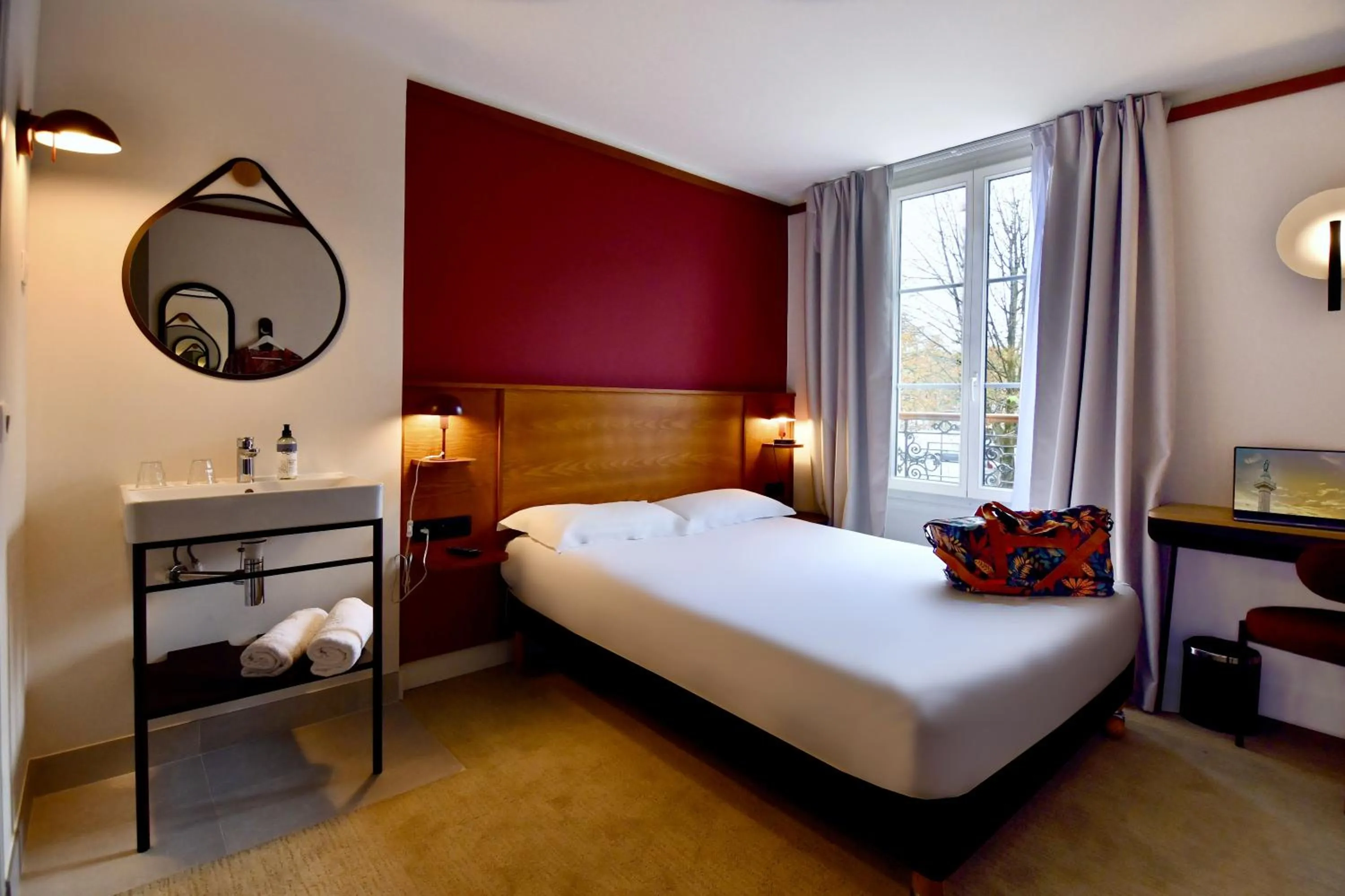 Photo of the whole room, Bed in Agate Hôtel
