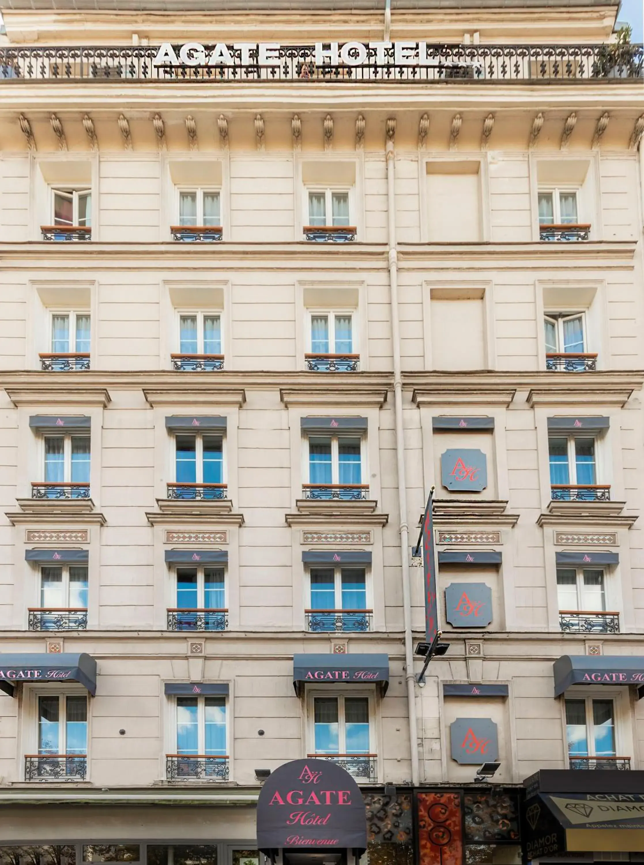 Property building in Agate Hôtel Property building in Agate Hôtel