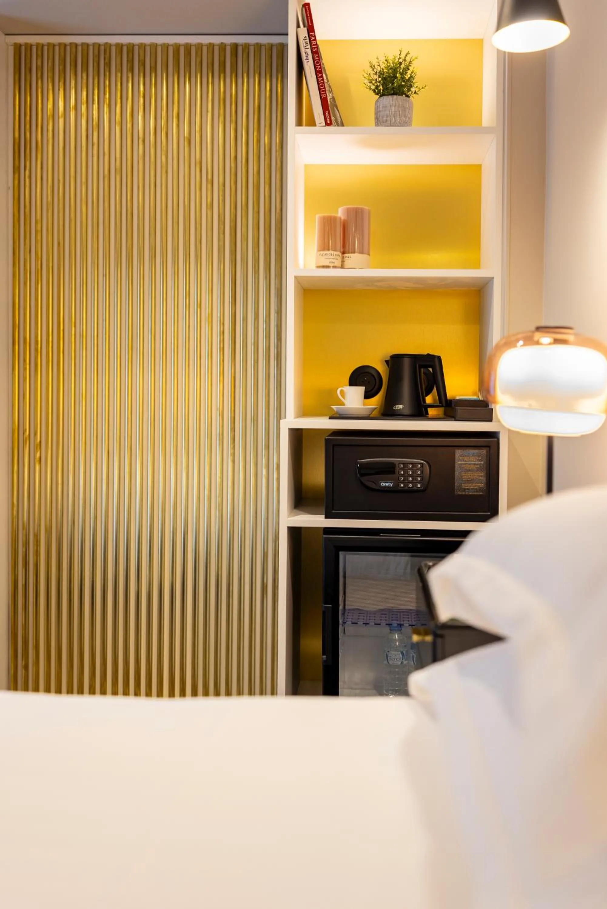 Bed in Hôtel Mondial