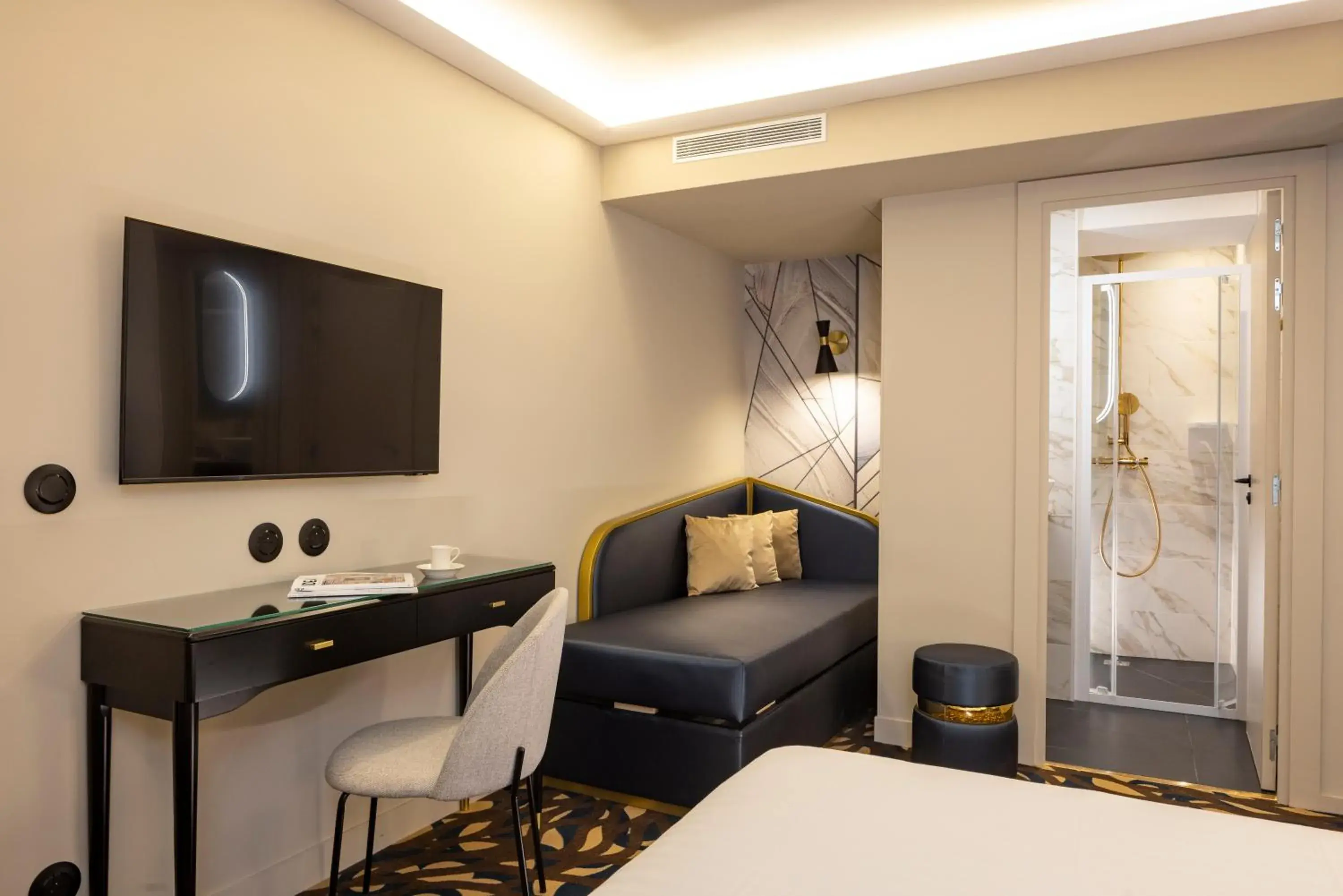 Bedroom, Bed in Hôtel Mondial Bedroom, Bed in Hôtel Mondial