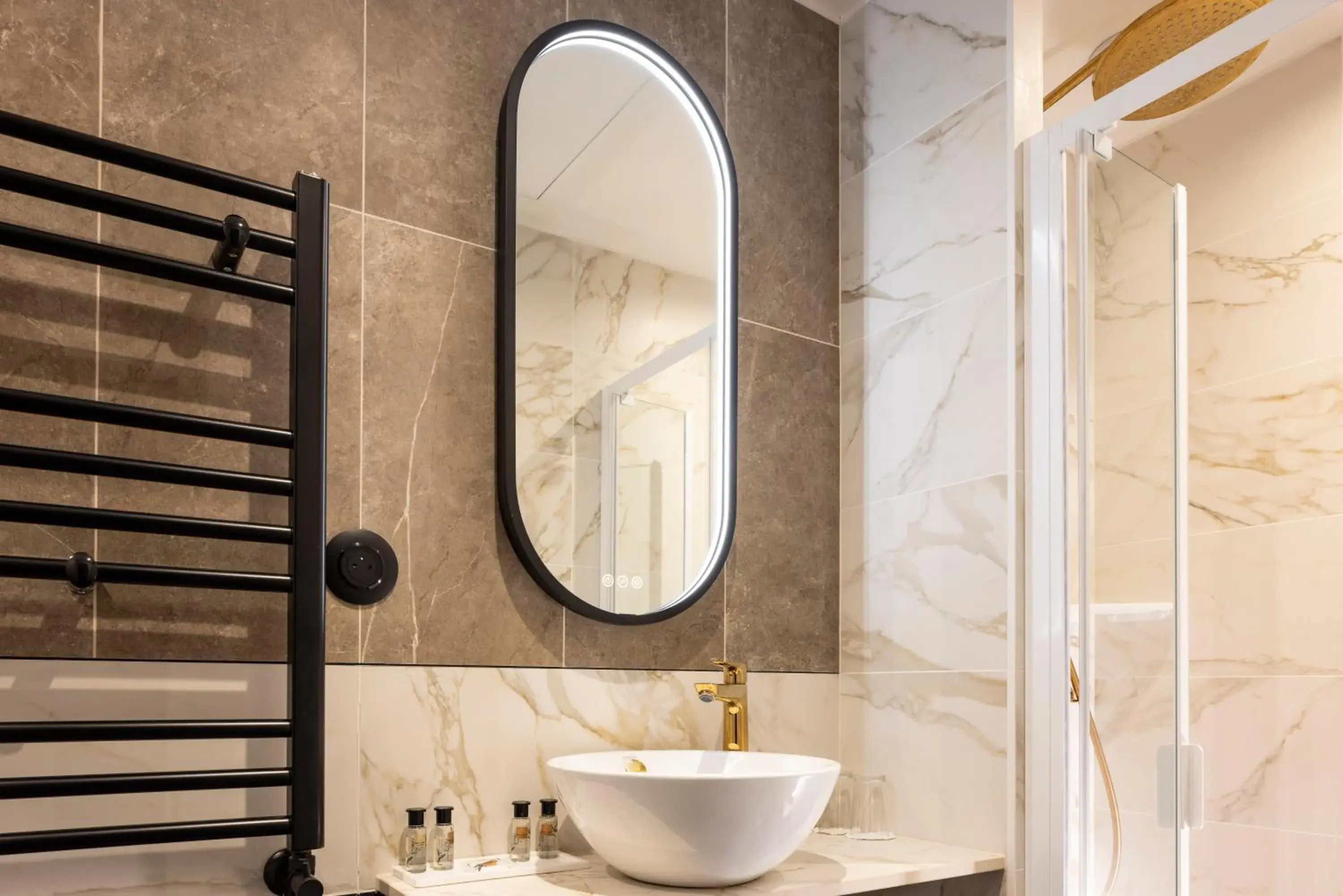 Deluxe Double Room in Hôtel Mondial Deluxe Double Room in Hôtel Mondial