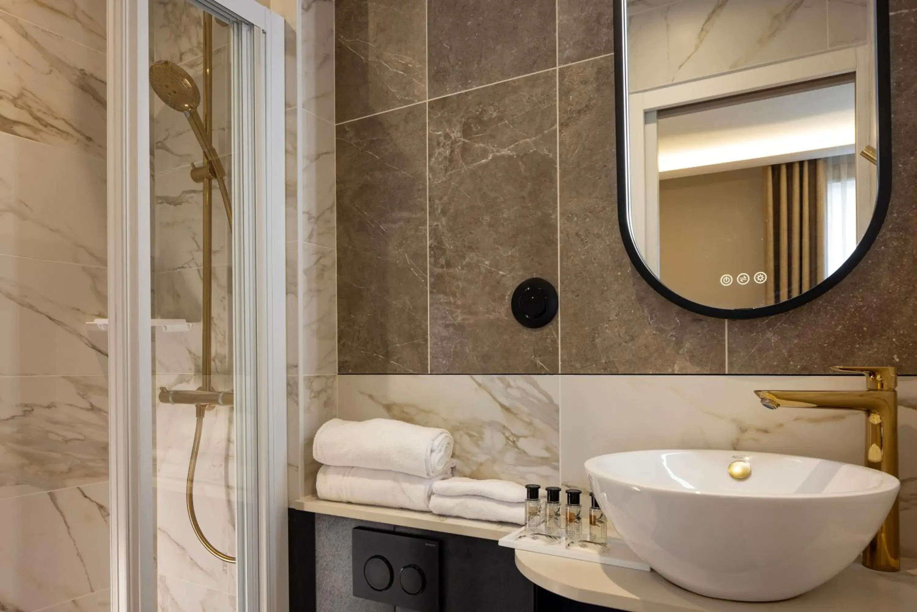 Bathroom in Hôtel Mondial Bathroom in Hôtel Mondial