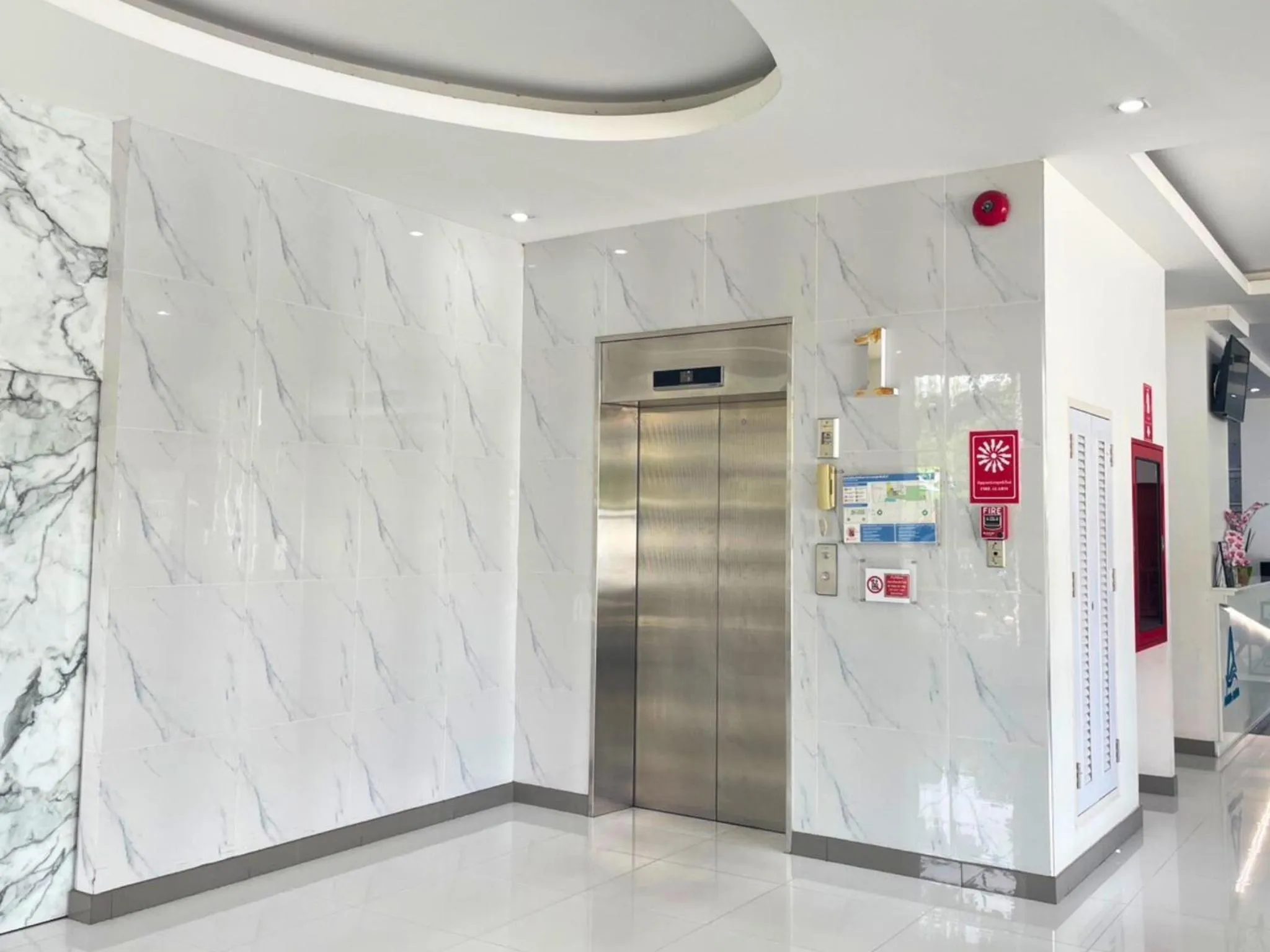 elevator in Anna-Nava Pakkret Hotel