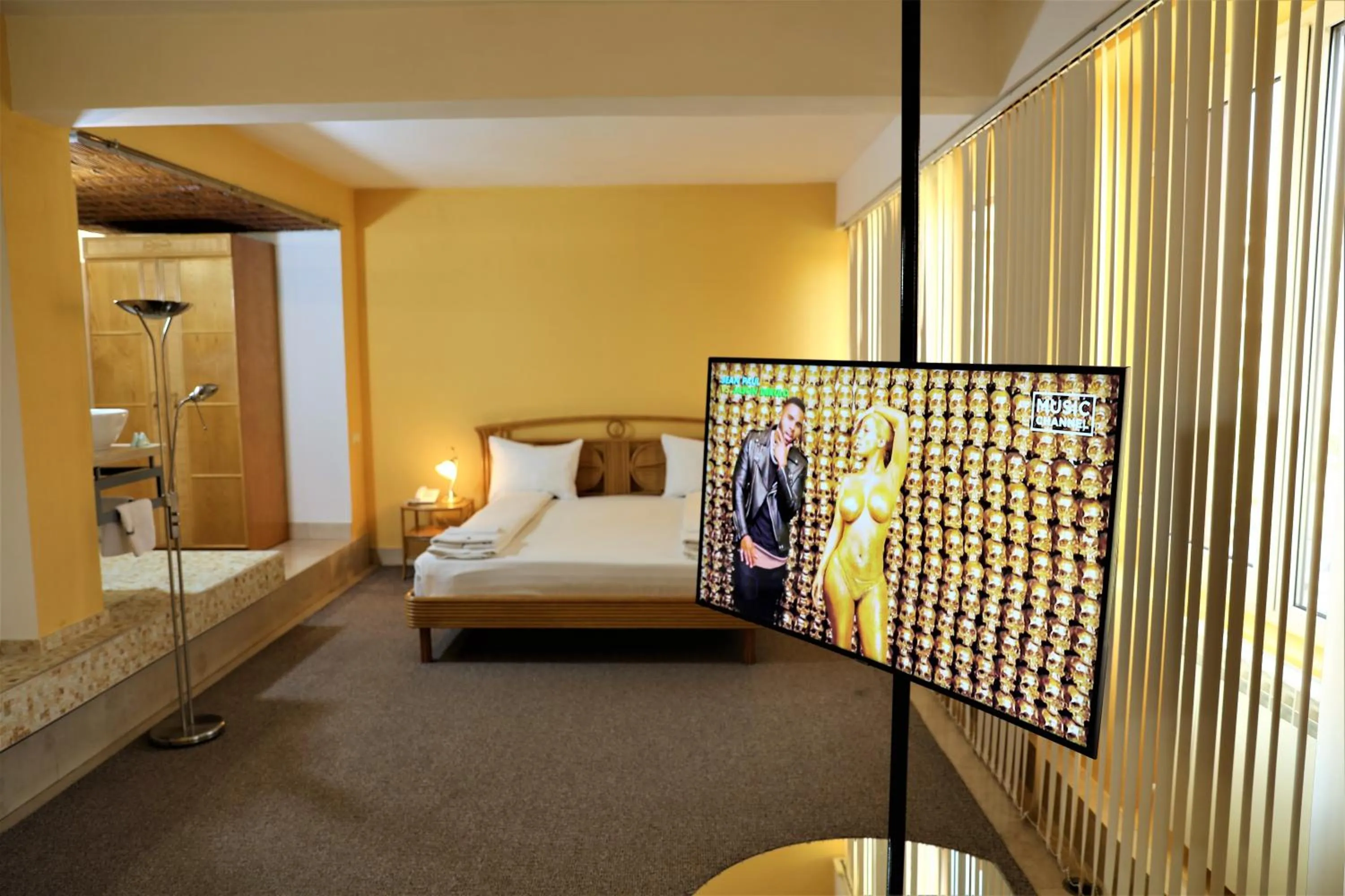 TV and multimedia, Bed in Hotel Central