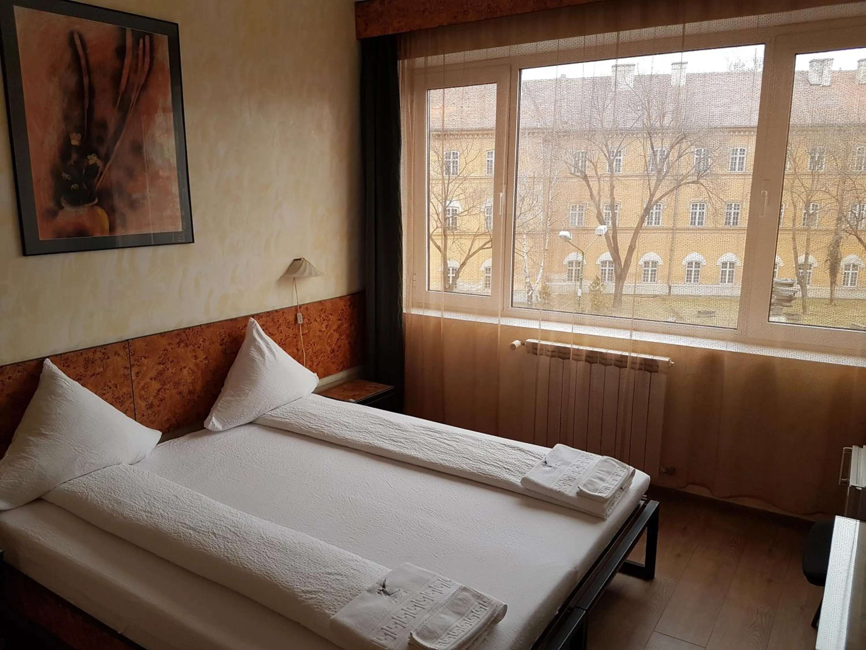 Street view, Bed in Hotel Central