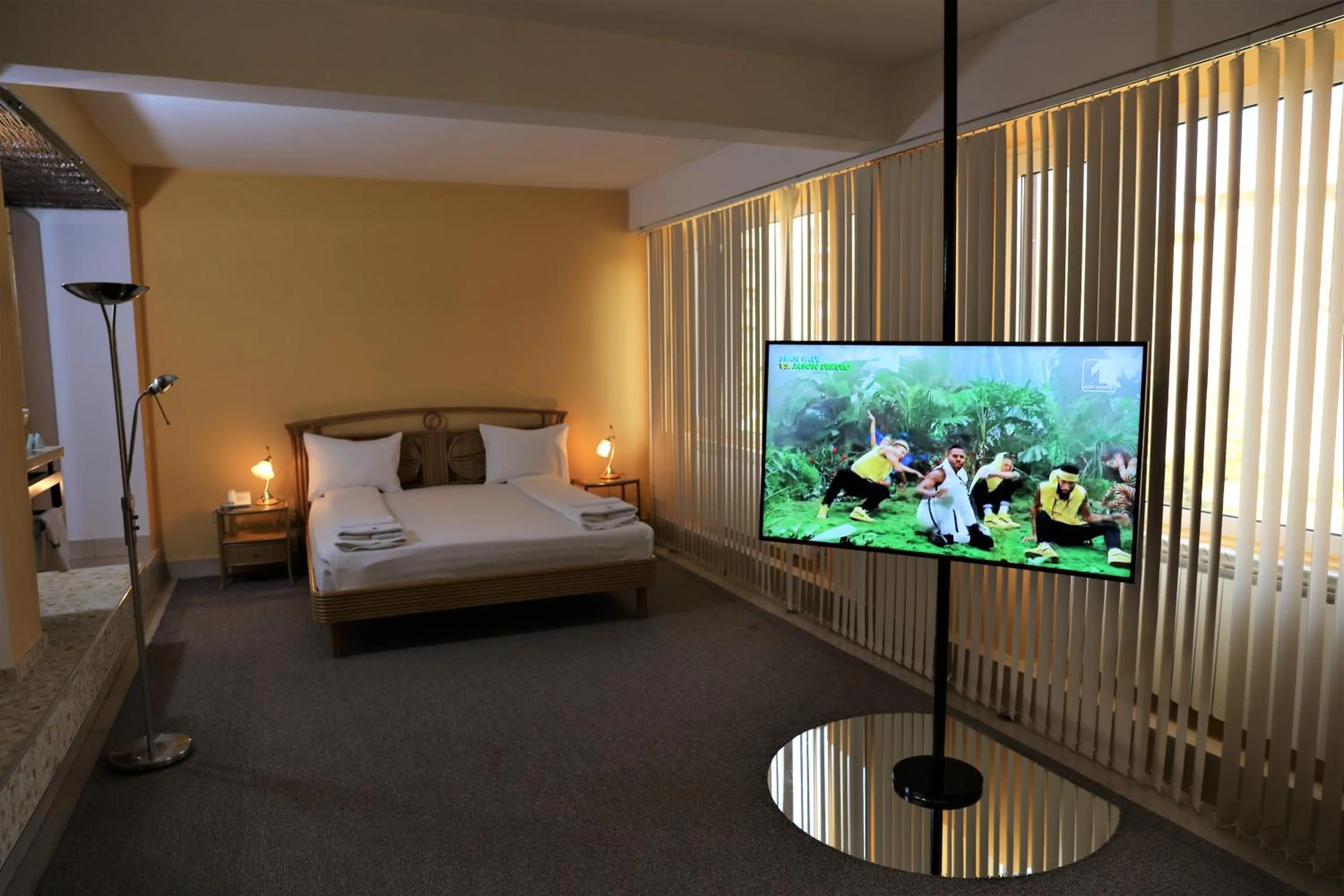 TV and multimedia, Bed in Hotel Central