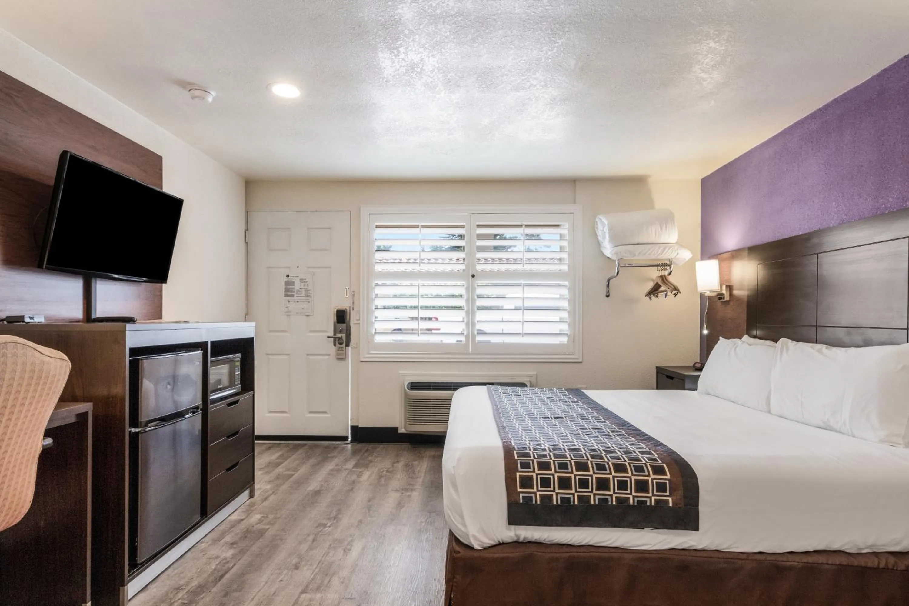 Photo of the whole room, Bed in Carmel Hill Lodge