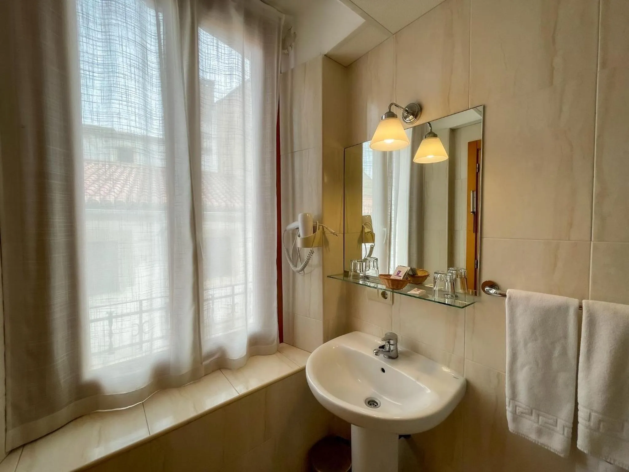 Toilet in Hotel Castilla