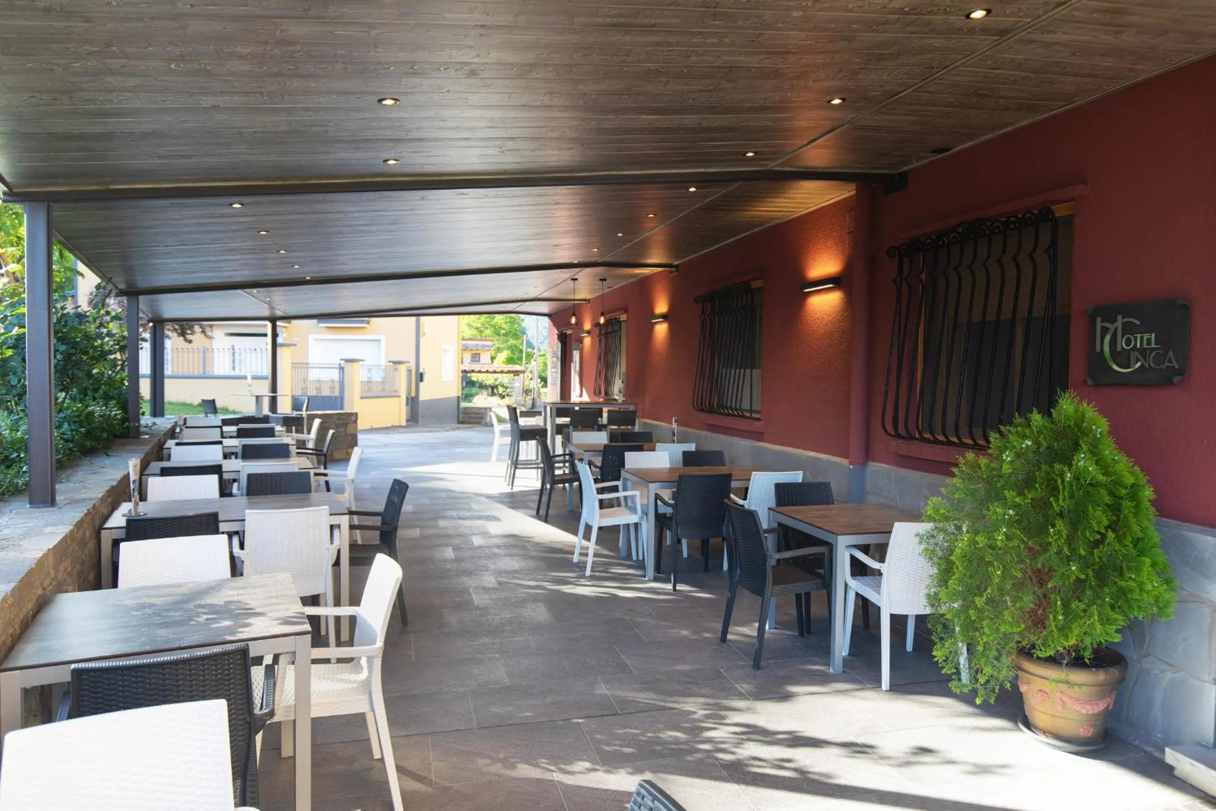 Restaurant/places to eat in Hotel Cinca
