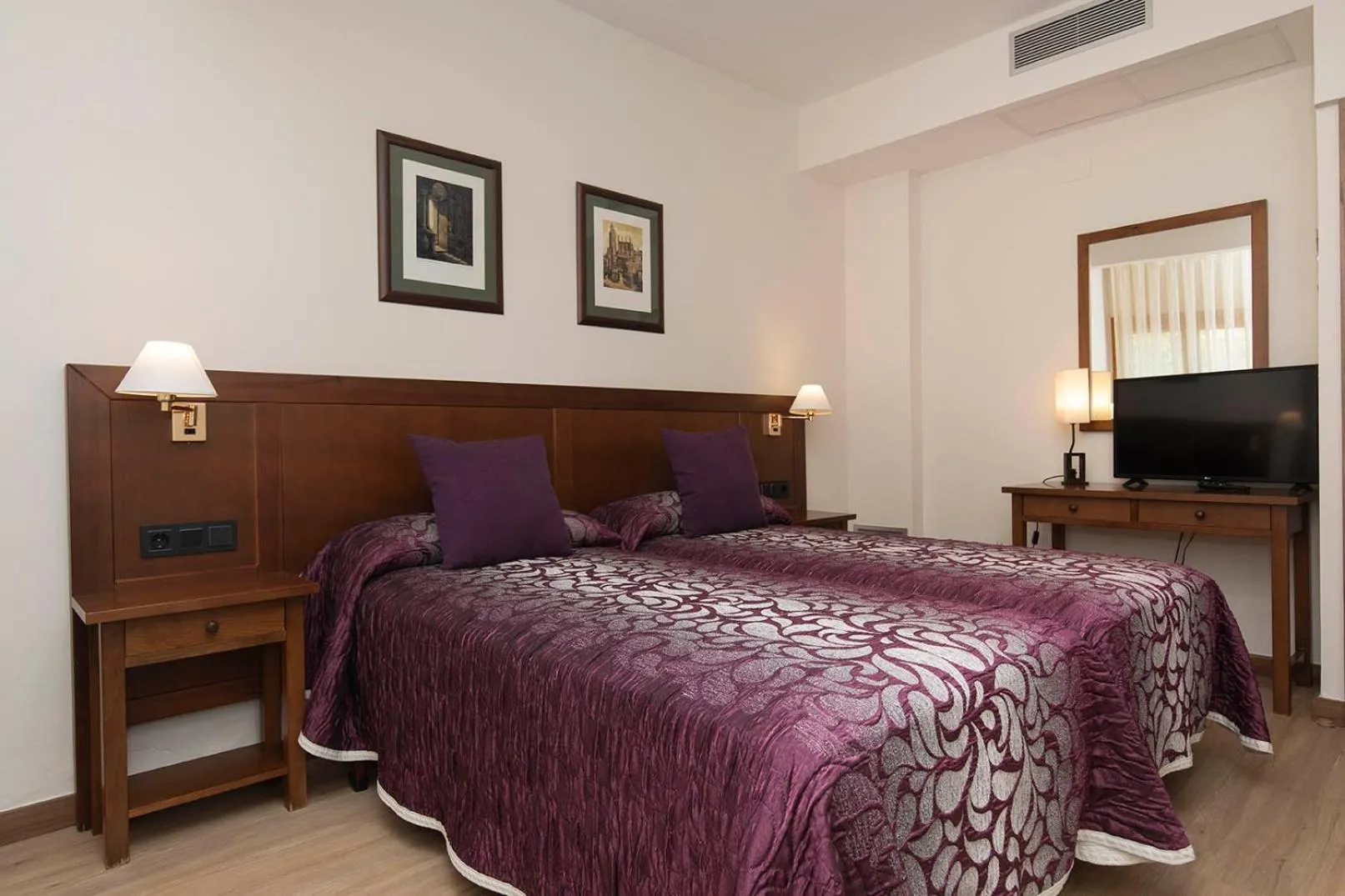 Bed in Hotel Cinca