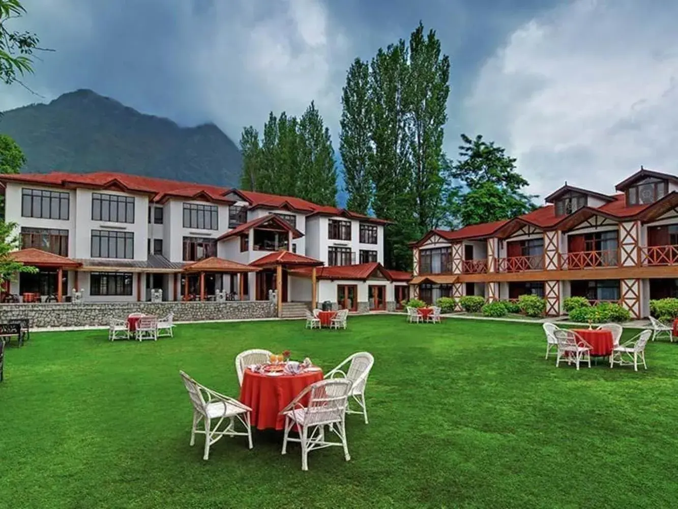 Facade/entrance in Fortune Resort Heevan, Srinagar - Member ITC Hotels' Group Facade/entrance in Fortune Resort Heevan, Srinagar - Member ITC Hotels' Group