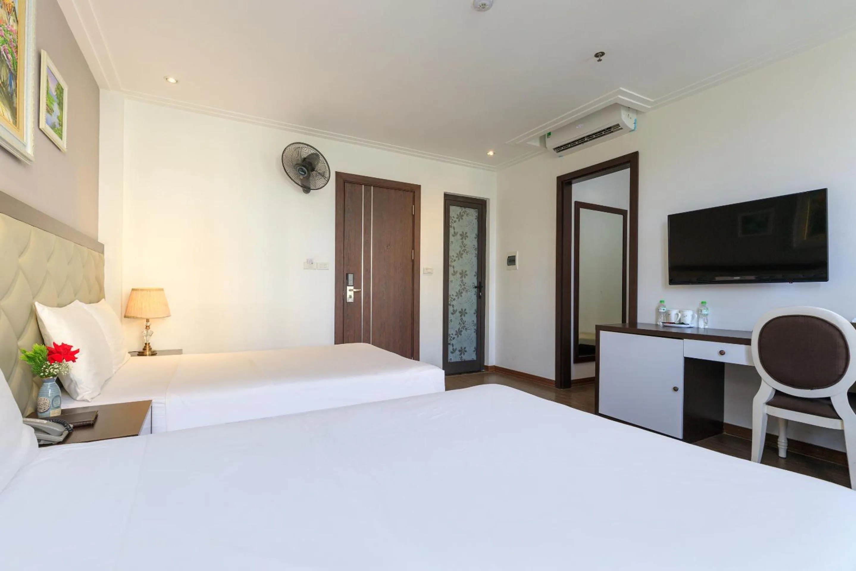 Photo of the whole room, Bed in Yolo Wa Hotel