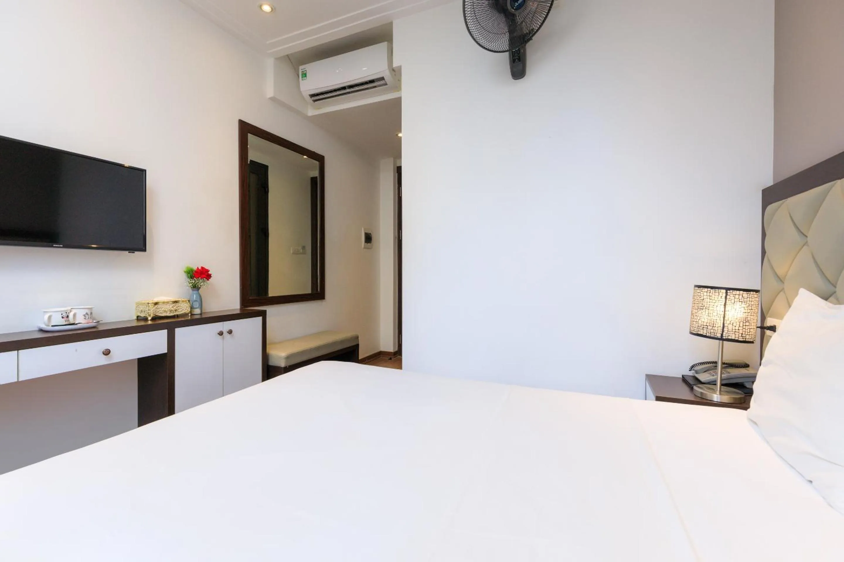 Photo of the whole room, Bed in Yolo Wa Hotel