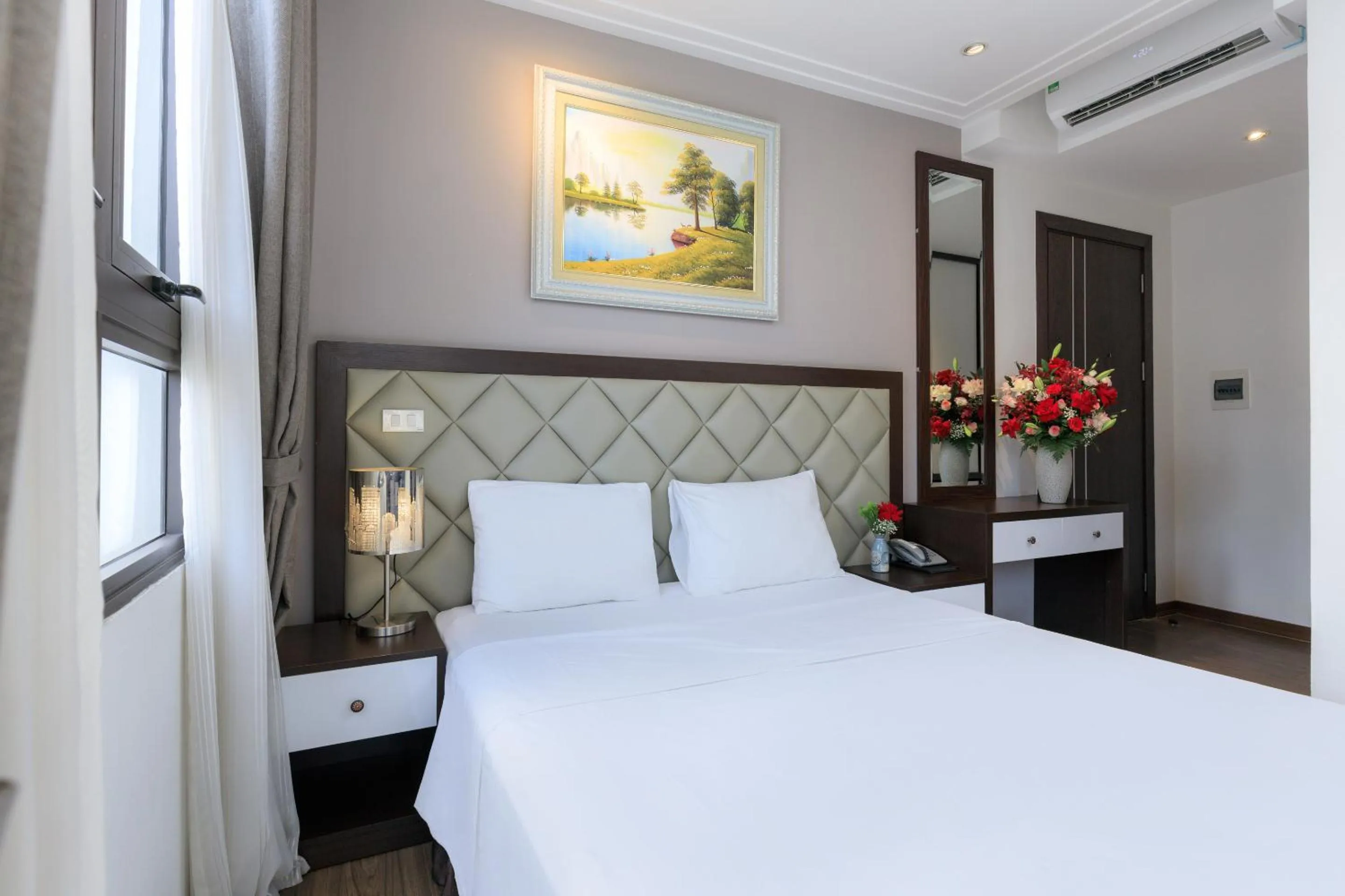 Photo of the whole room, Bed in Yolo Wa Hotel