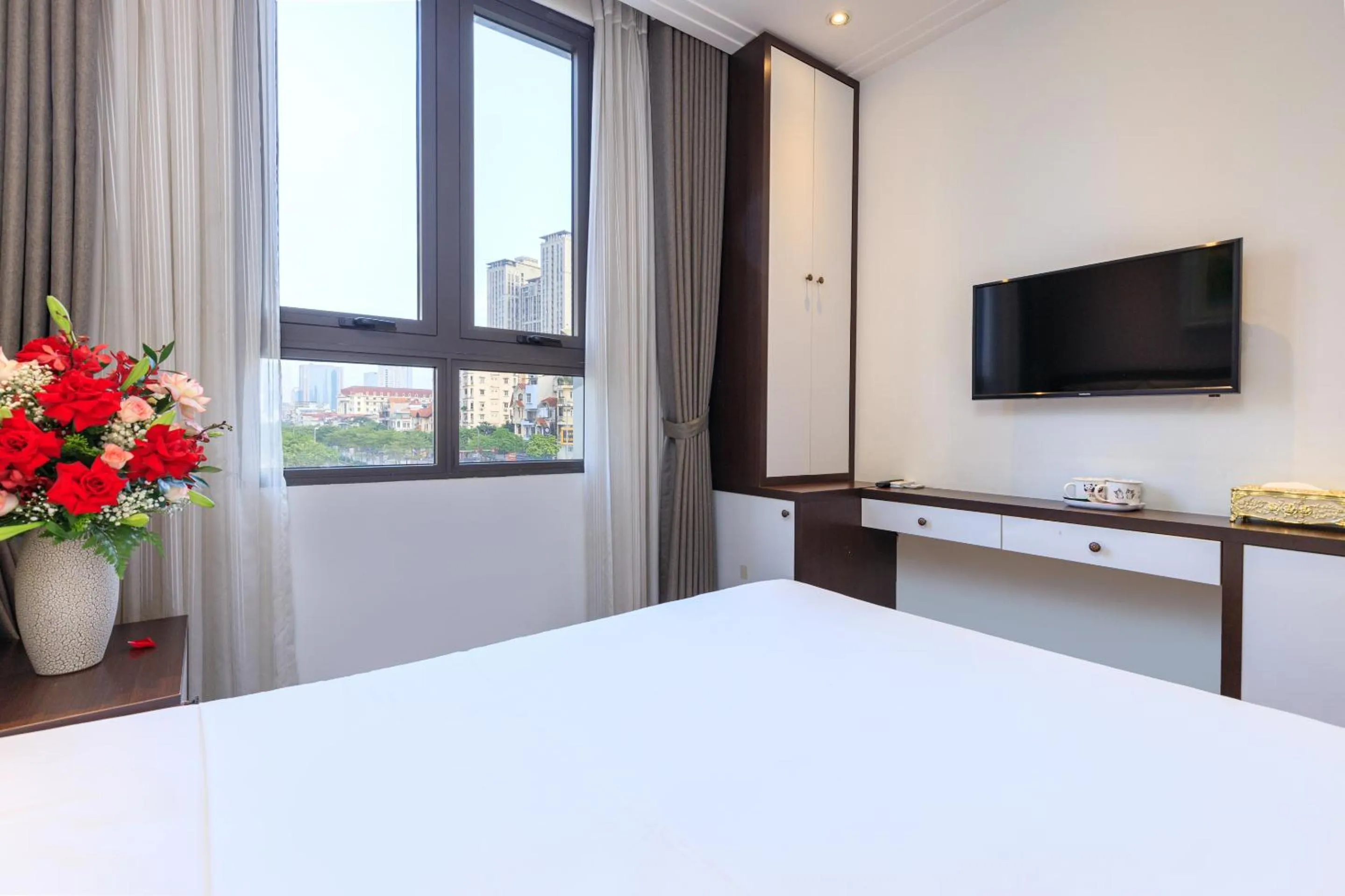 Photo of the whole room, Bed in Yolo Wa Hotel