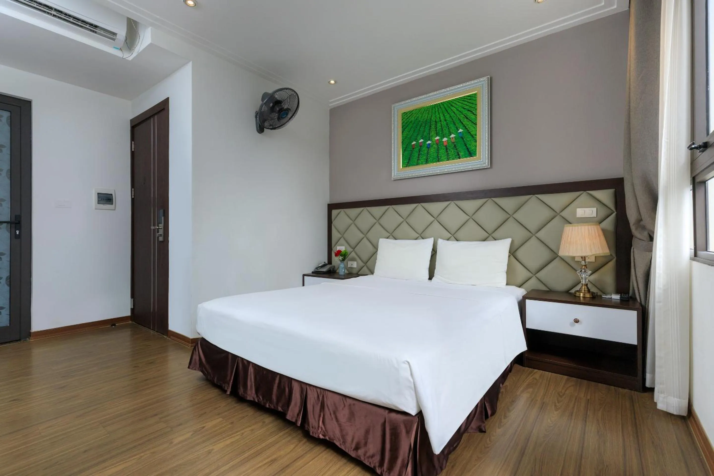 Photo of the whole room, Bed in Yolo Wa Hotel