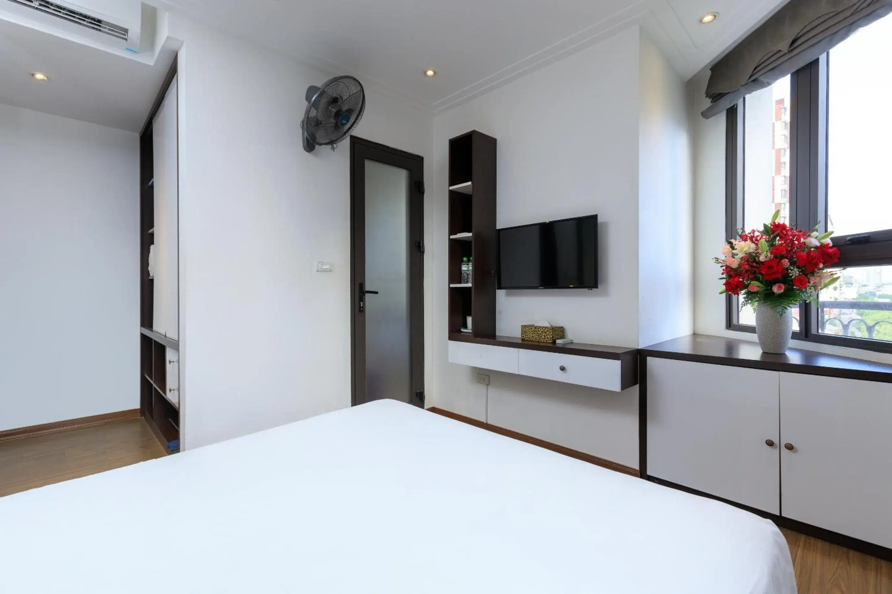 Photo of the whole room, Bed in Yolo Wa Hotel Photo of the whole room, Bed in Yolo Wa Hotel