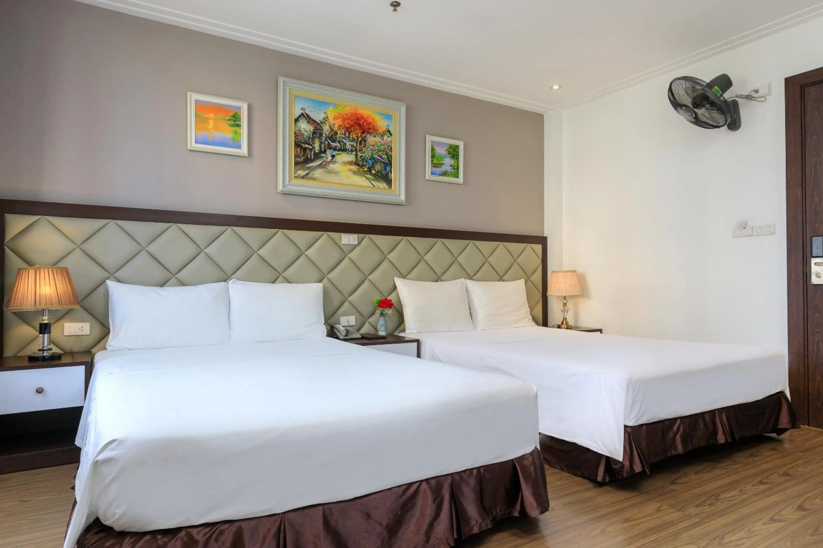 Photo of the whole room, Bed in Yolo Wa Hotel