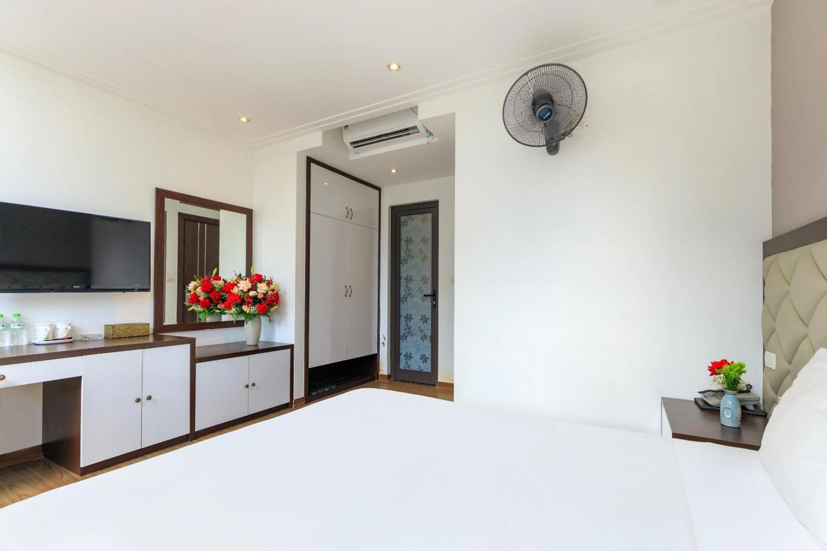 Kitchen or kitchenette, Bed in Yolo Wa Hotel