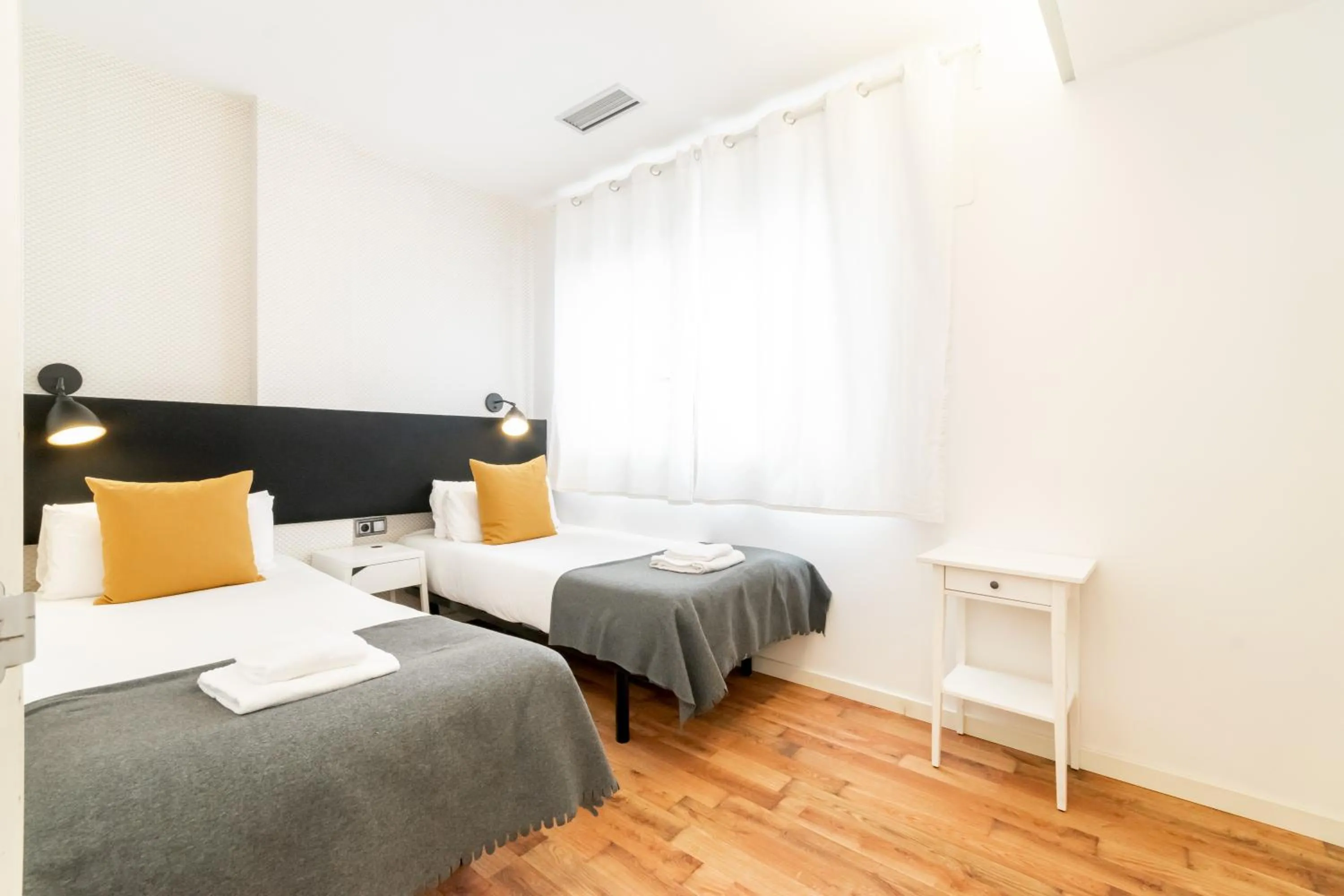 Bedroom, Bed in Unique Rentals - Placa Catalunya Central Apartments