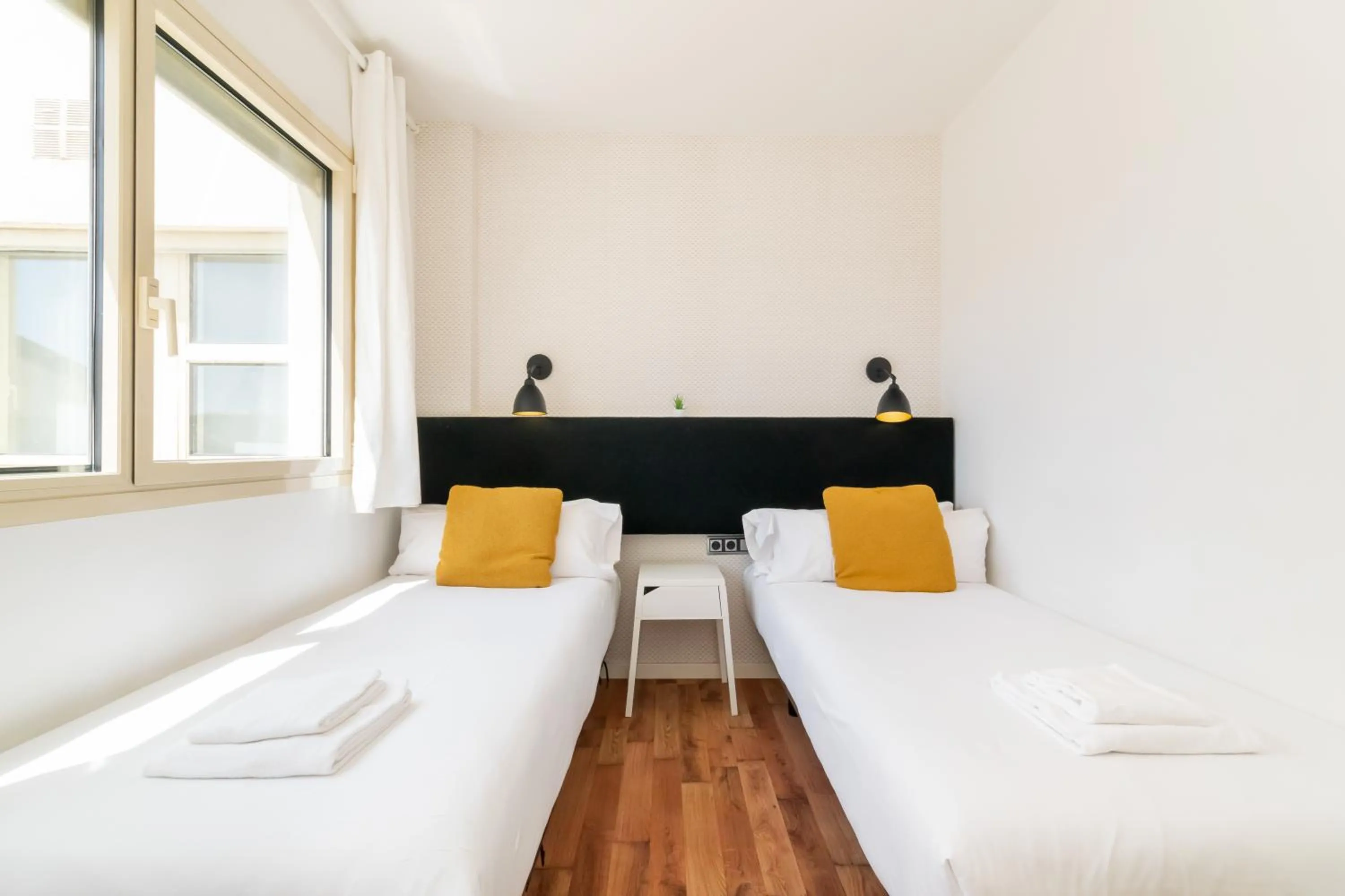 Bedroom, Bed in Unique Rentals - Placa Catalunya Central Apartments