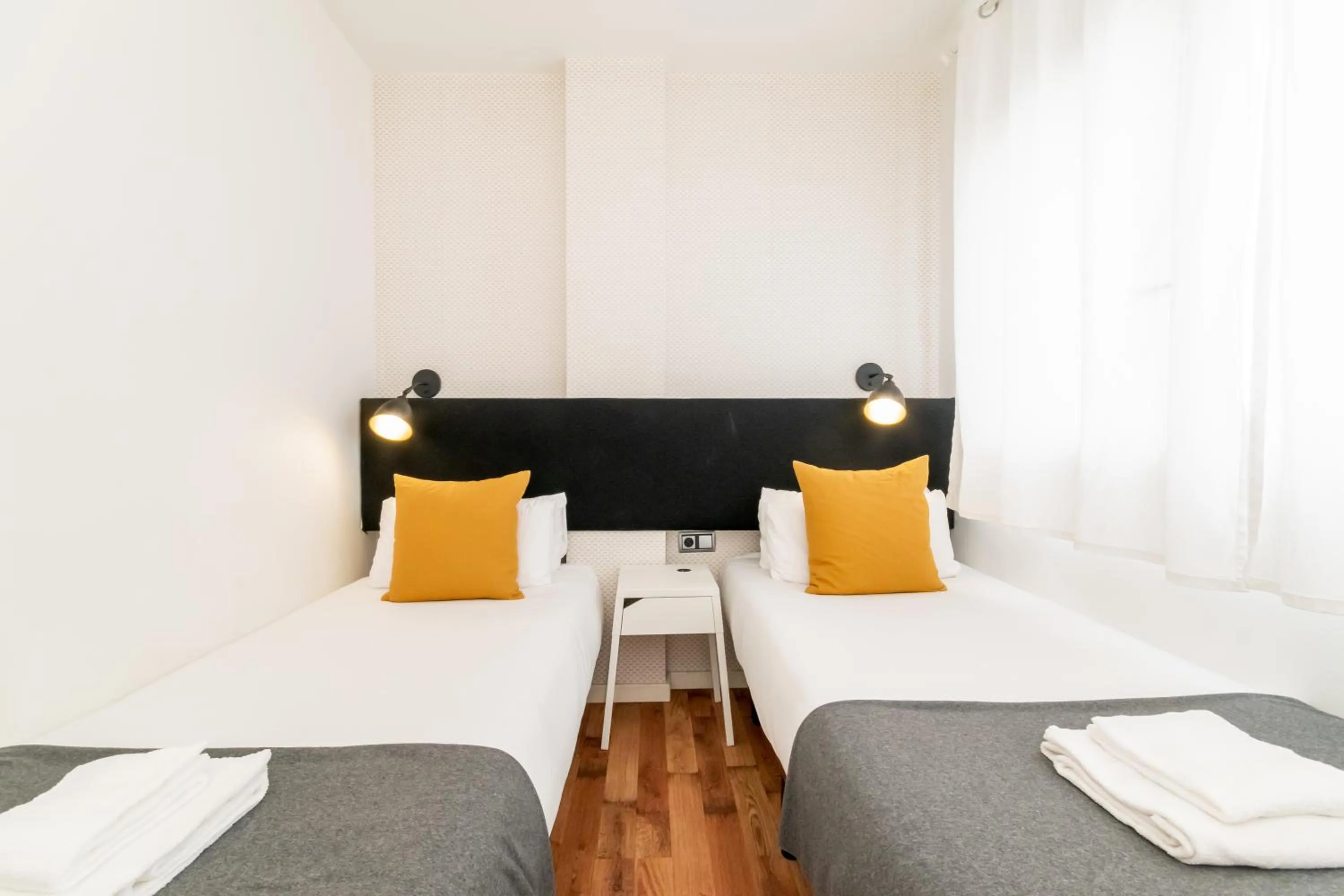 Bedroom, Bed in Unique Rentals - Placa Catalunya Central Apartments