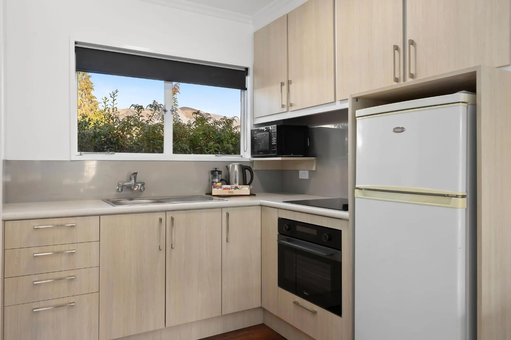 Coffee/tea facilities in Alpine Motel