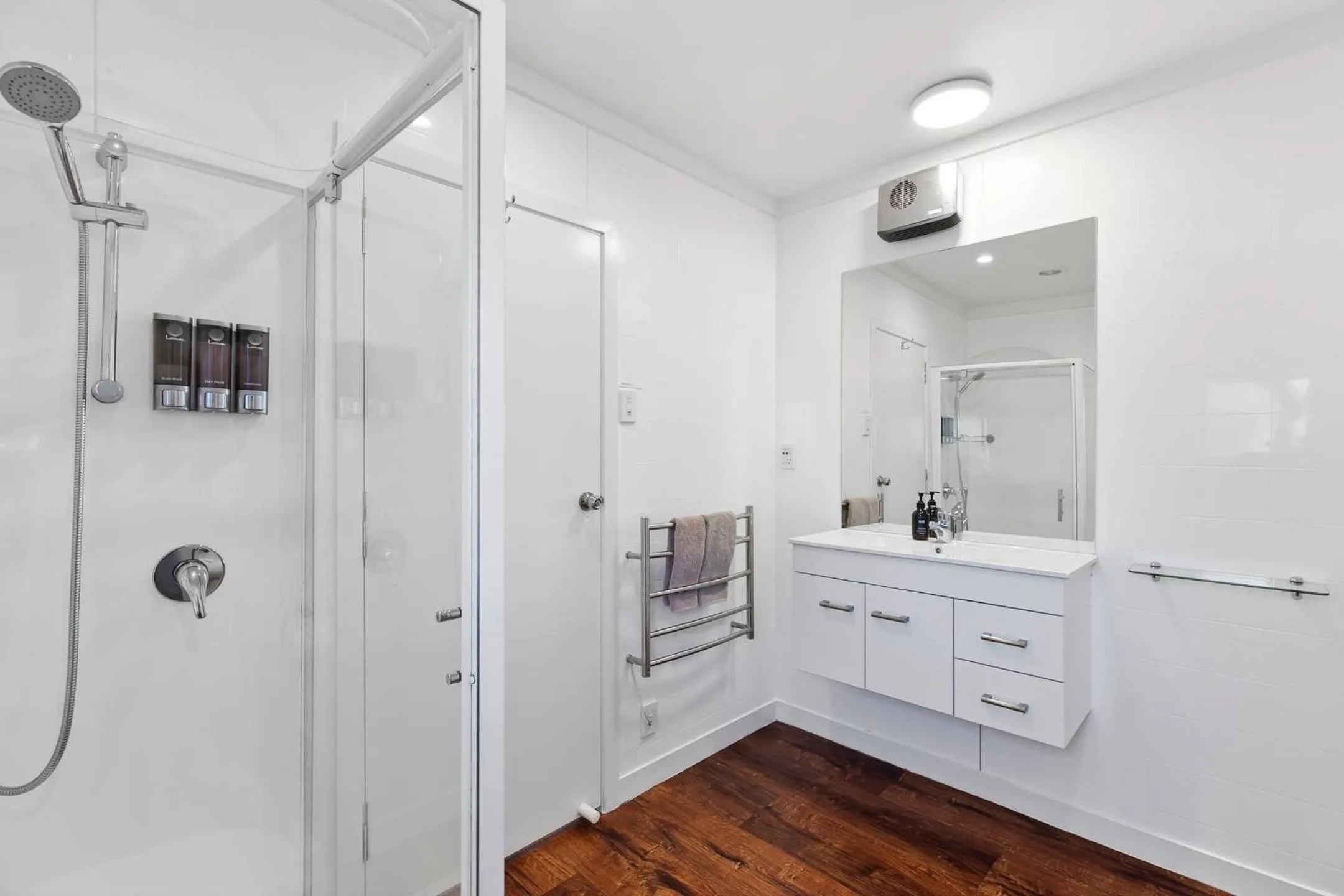 Shower in Alpine Motel