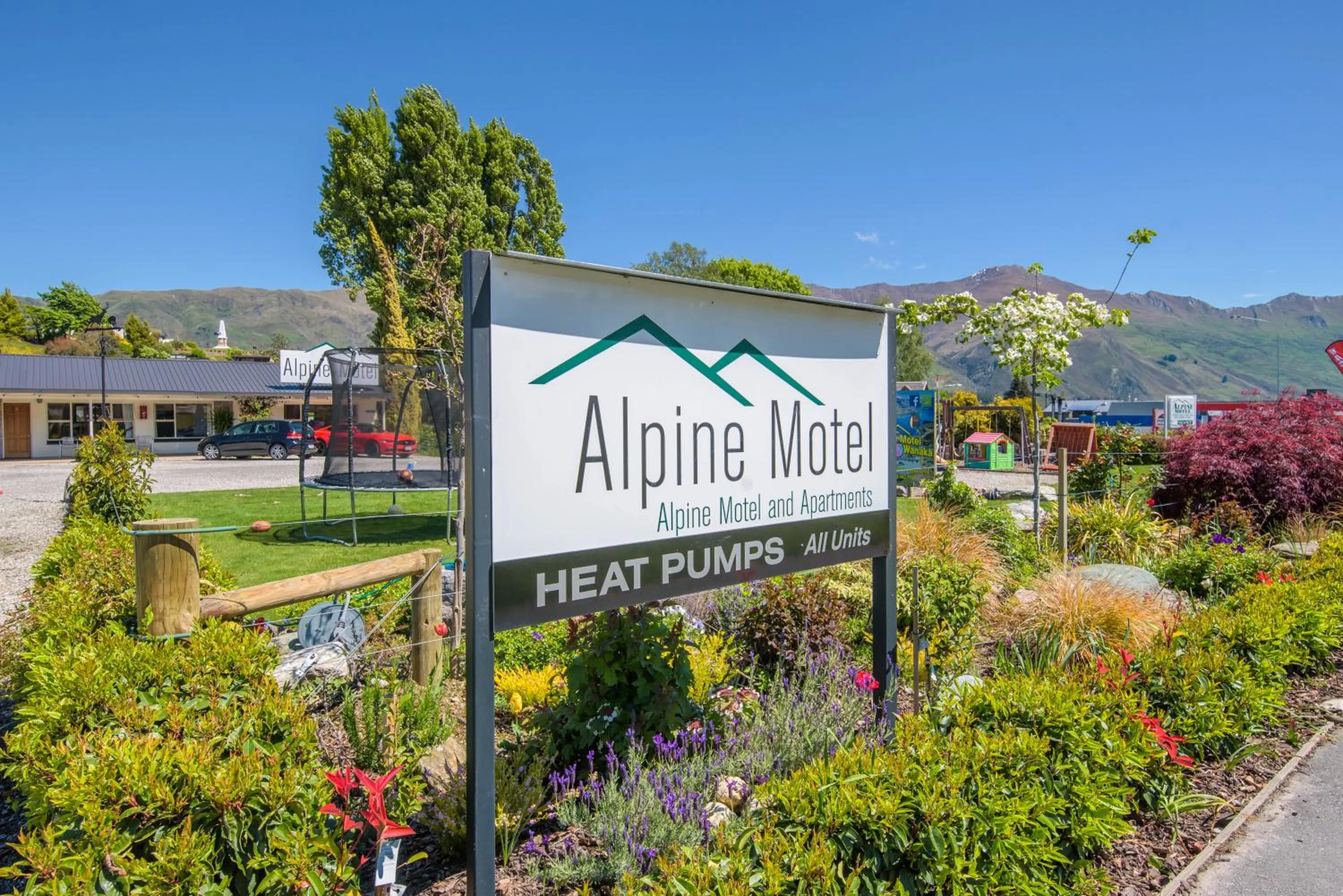 Facade/entrance in Alpine Motel