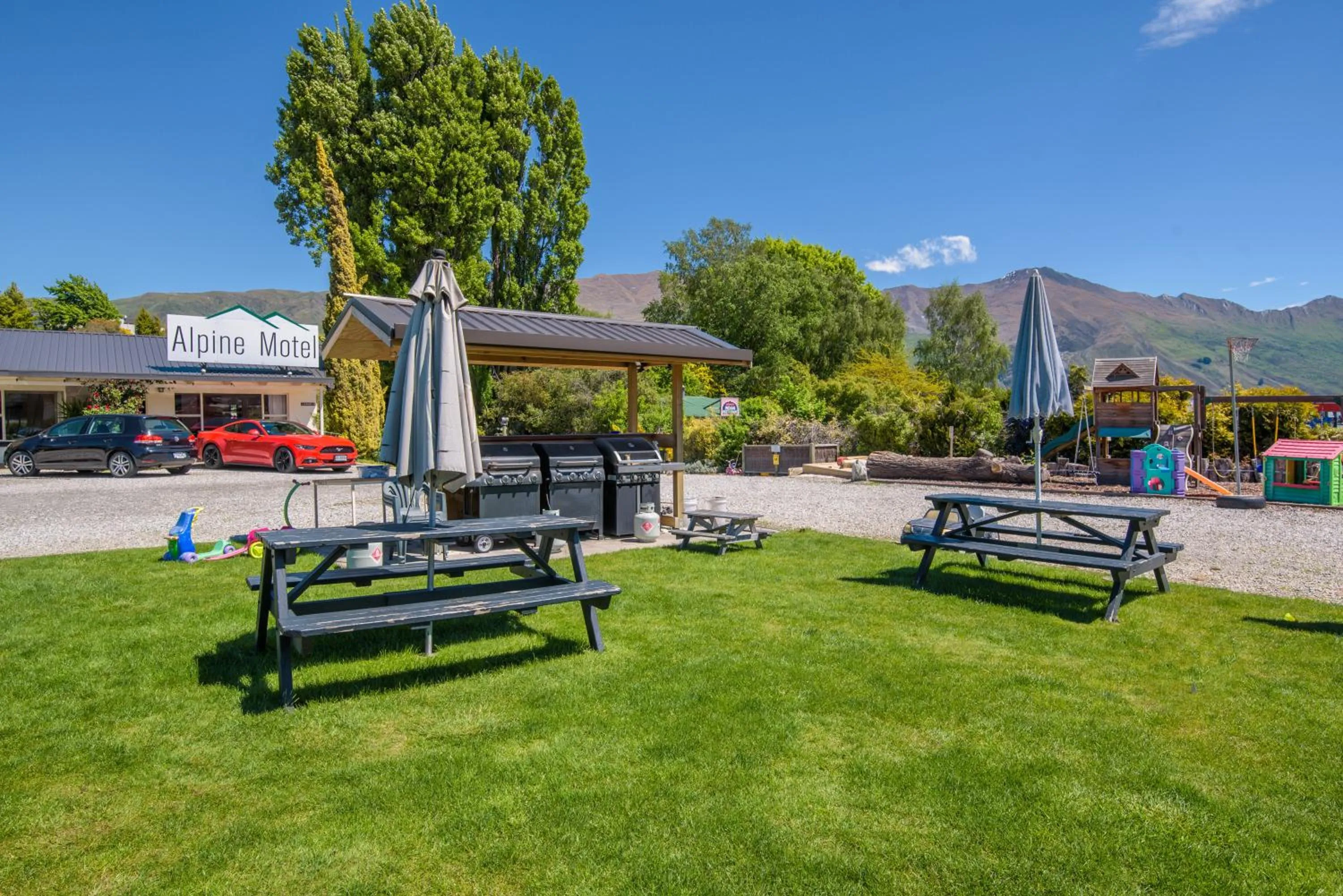 BBQ facilities in Alpine Motel