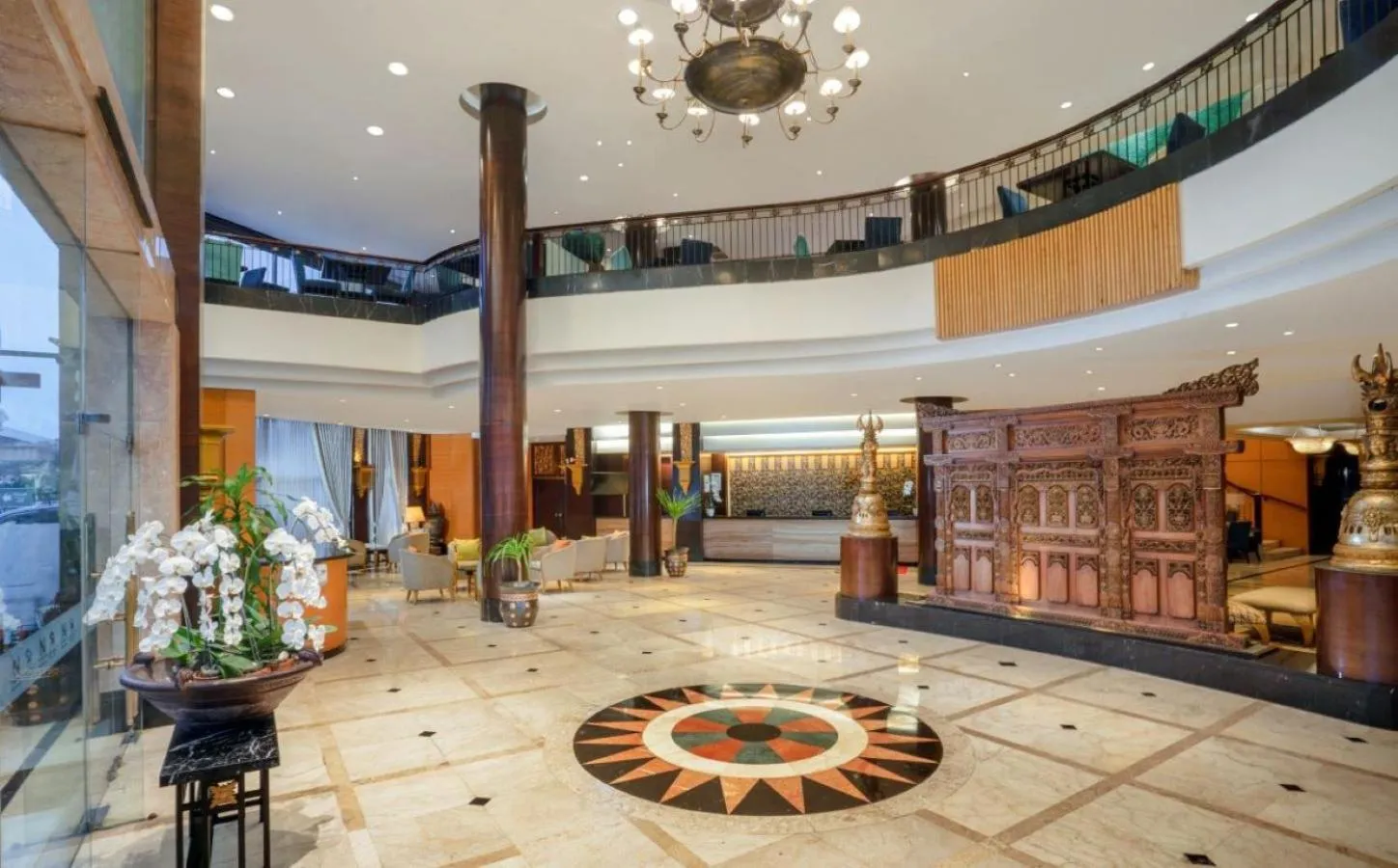Lobby or reception in Hotel Ciputra Semarang managed by Swiss-Belhotel International