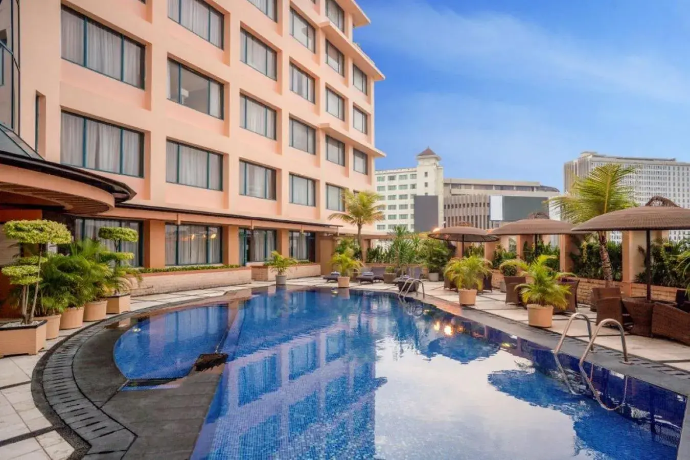 Swimming pool in Hotel Ciputra Semarang managed by Swiss-Belhotel International Swimming pool in Hotel Ciputra Semarang managed by Swiss-Belhotel International