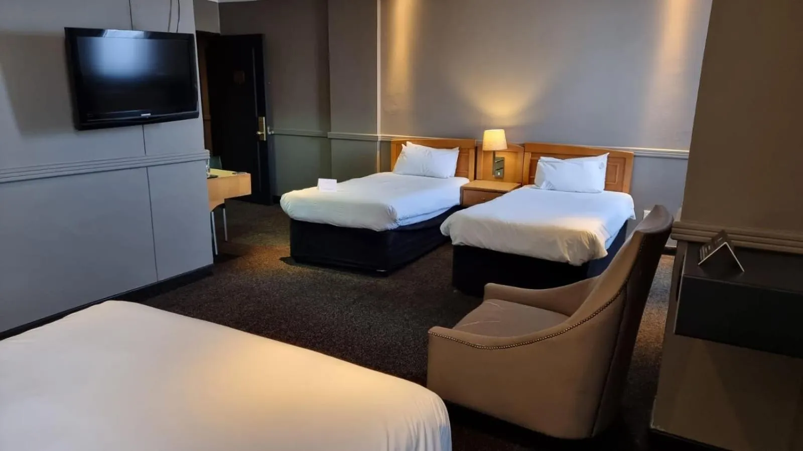 Photo of the whole room, Bed in Manhattan Hotel