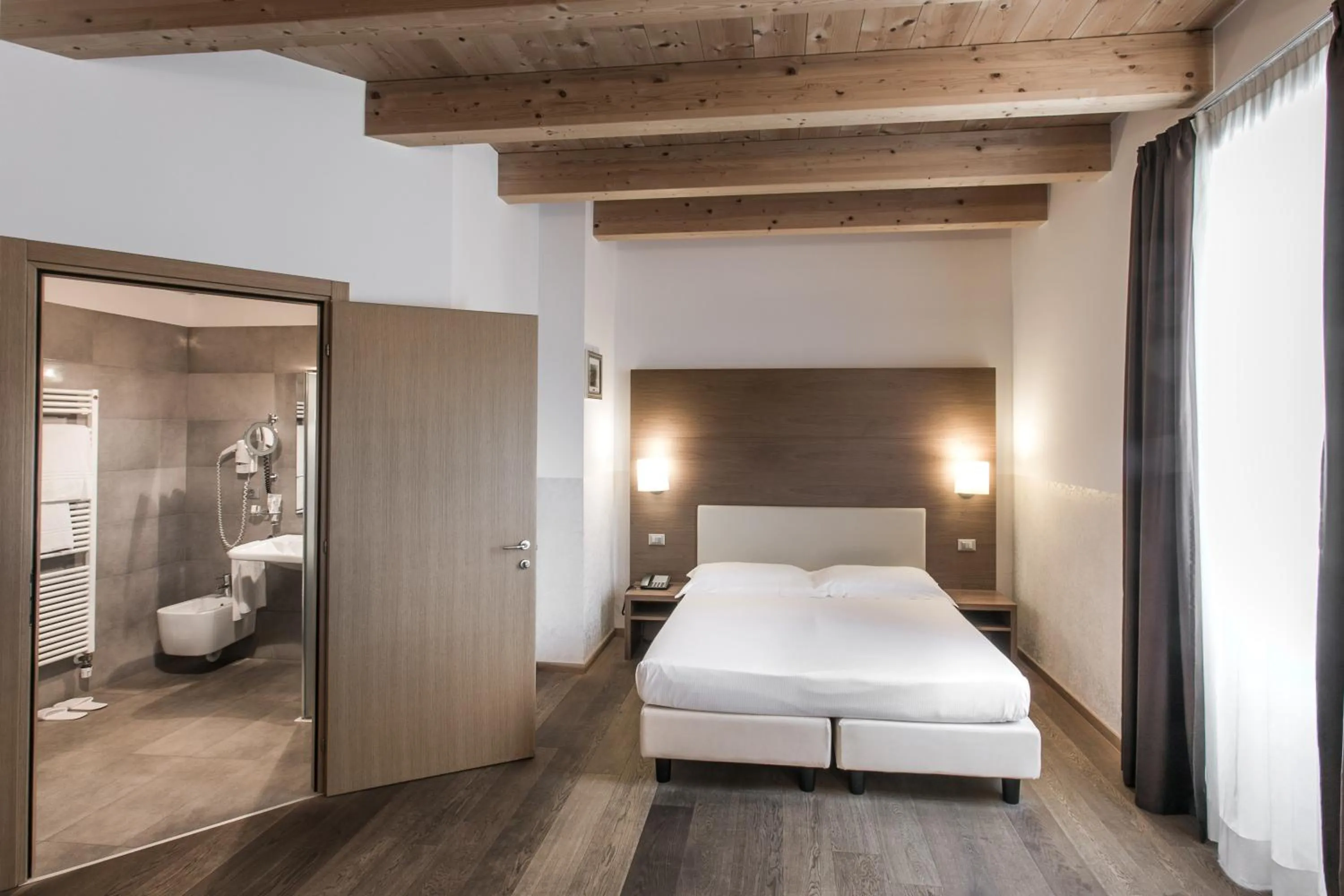 Bathroom, Bed in Hotel Operà