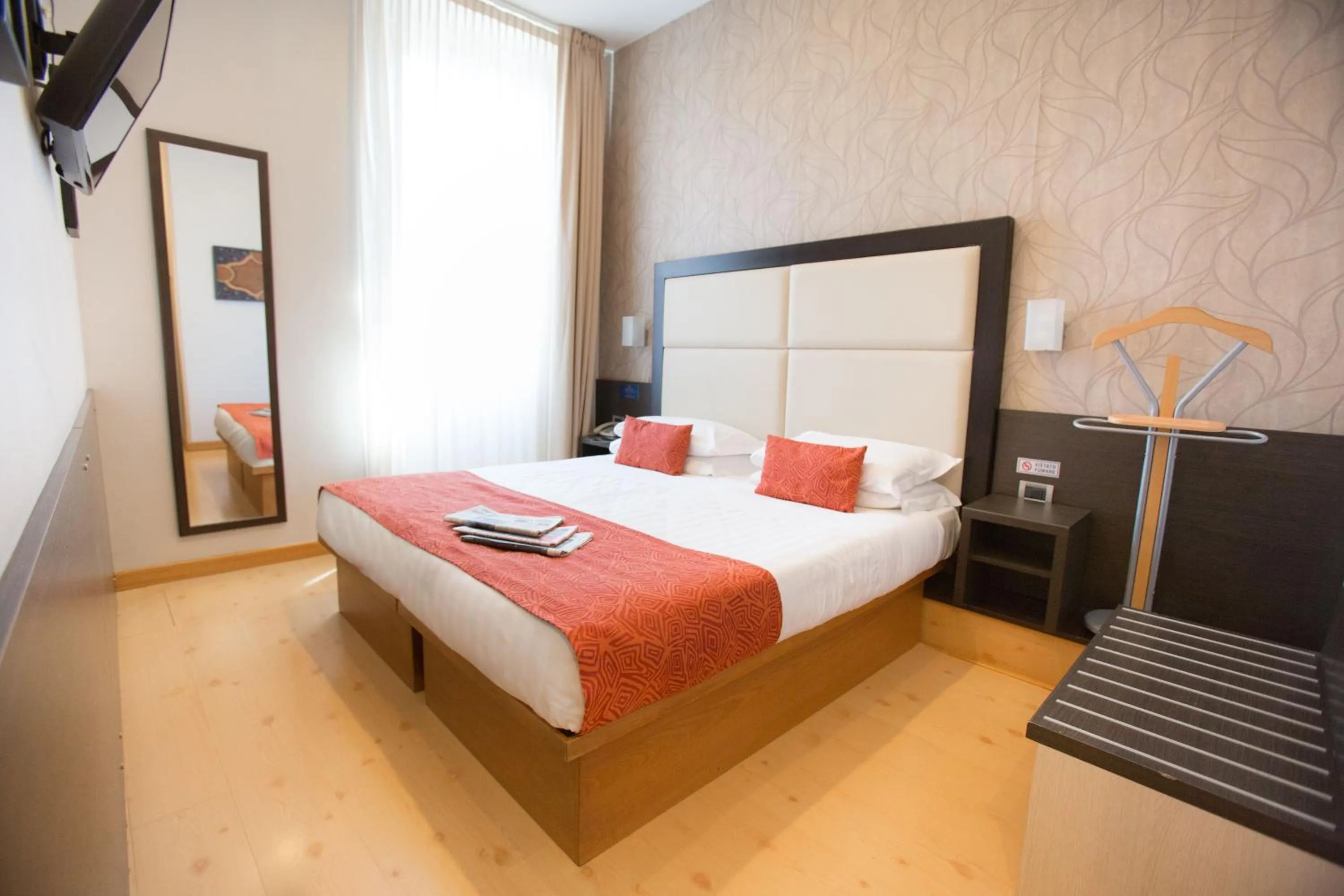 Photo of the whole room, Bed in Hotel Piacenza