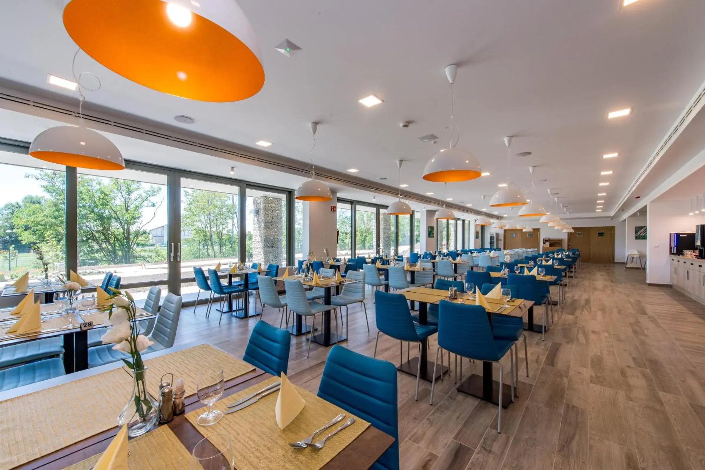 Restaurant/places to eat in Akadémia Hotel Restaurant/places to eat in Akadémia Hotel