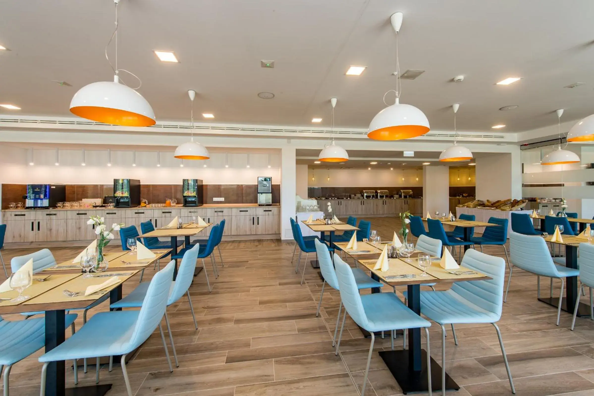 Restaurant/places to eat in Akadémia Hotel Restaurant/places to eat in Akadémia Hotel