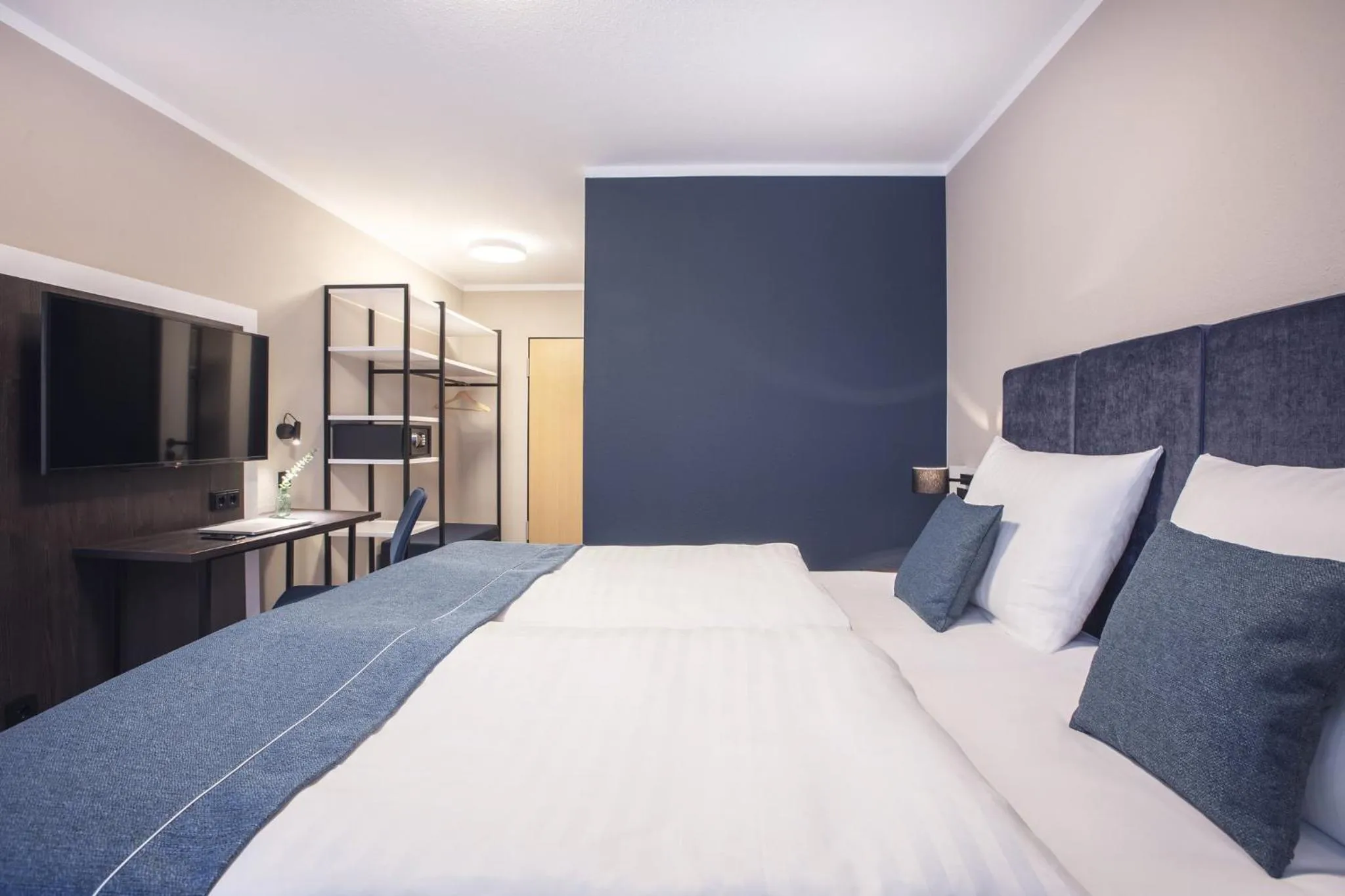 Photo of the whole room, Bed in Garner Hotel Elmshorn by IHG