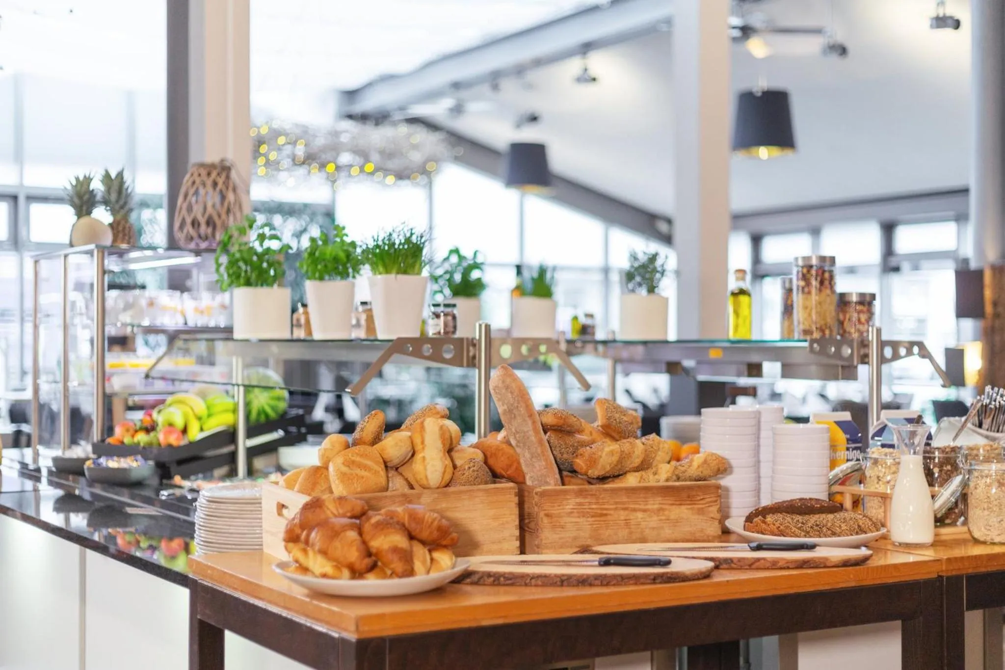 Restaurant/places to eat in Garner Hotel Elmshorn by IHG