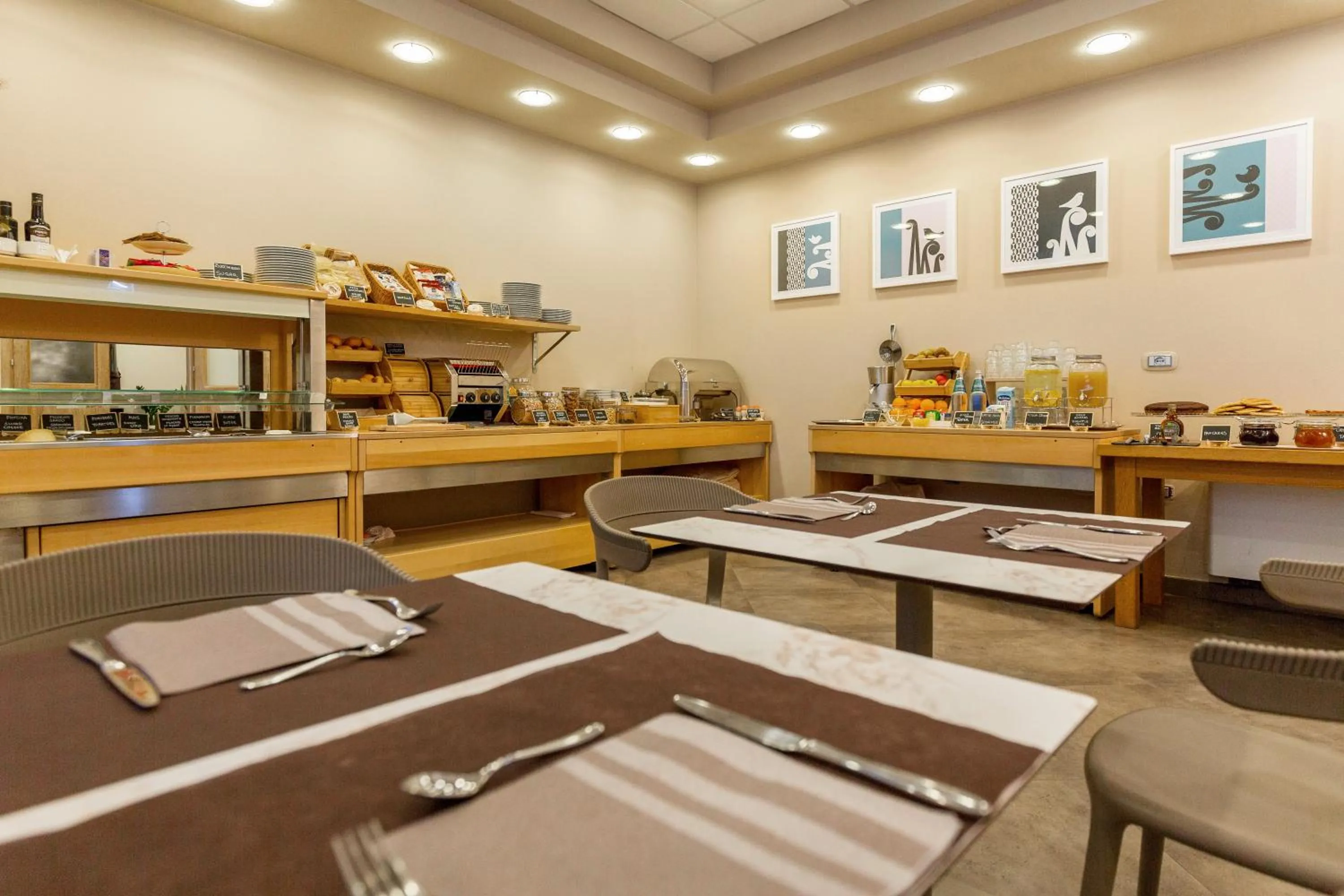 Restaurant/places to eat in Hotel Domomea