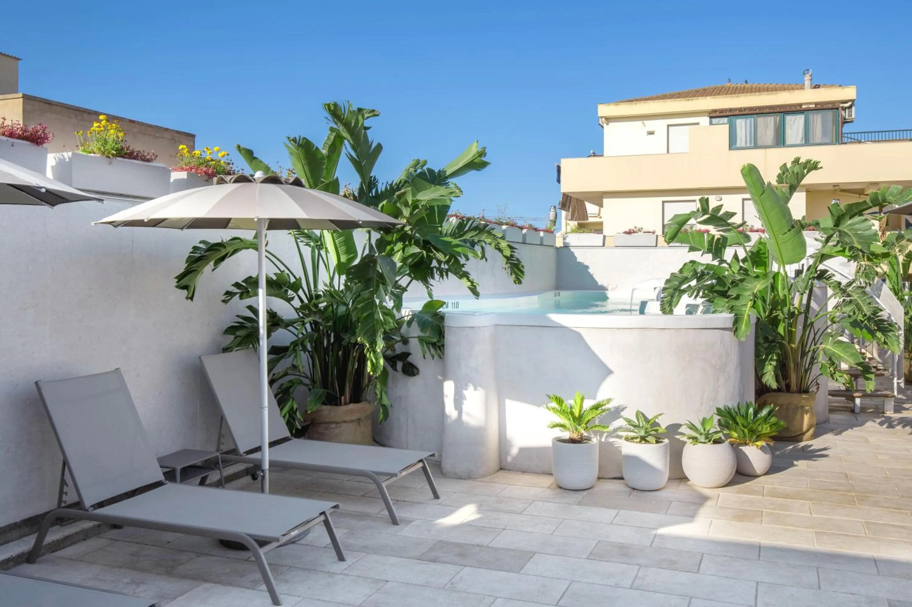 Pool view in Hotel Domomea