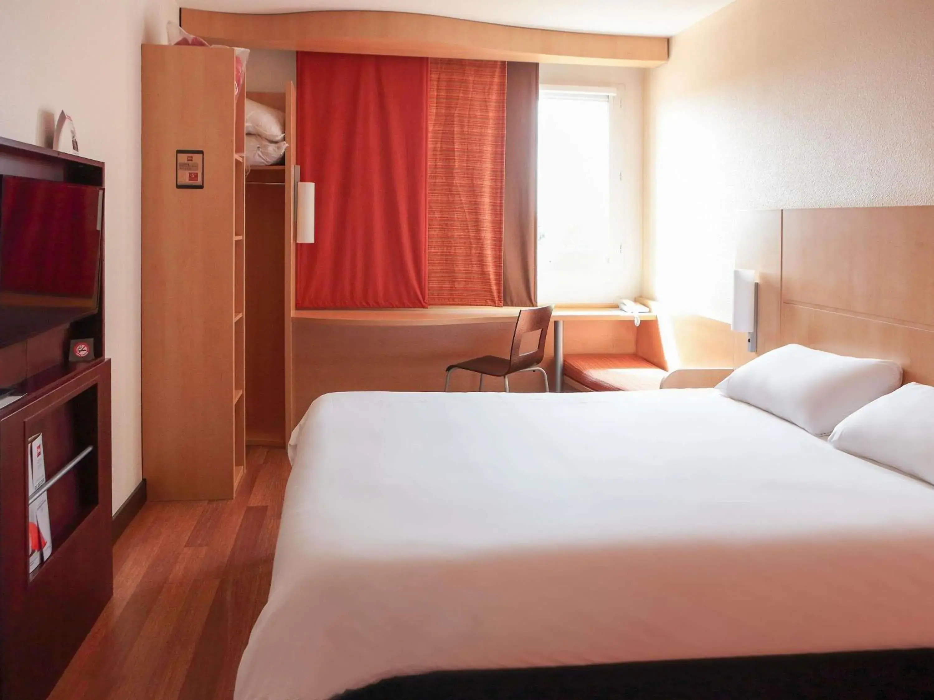 Bedroom, Bed in ibis Albert Pays de Somme Bedroom, Bed in ibis Albert Pays de Somme