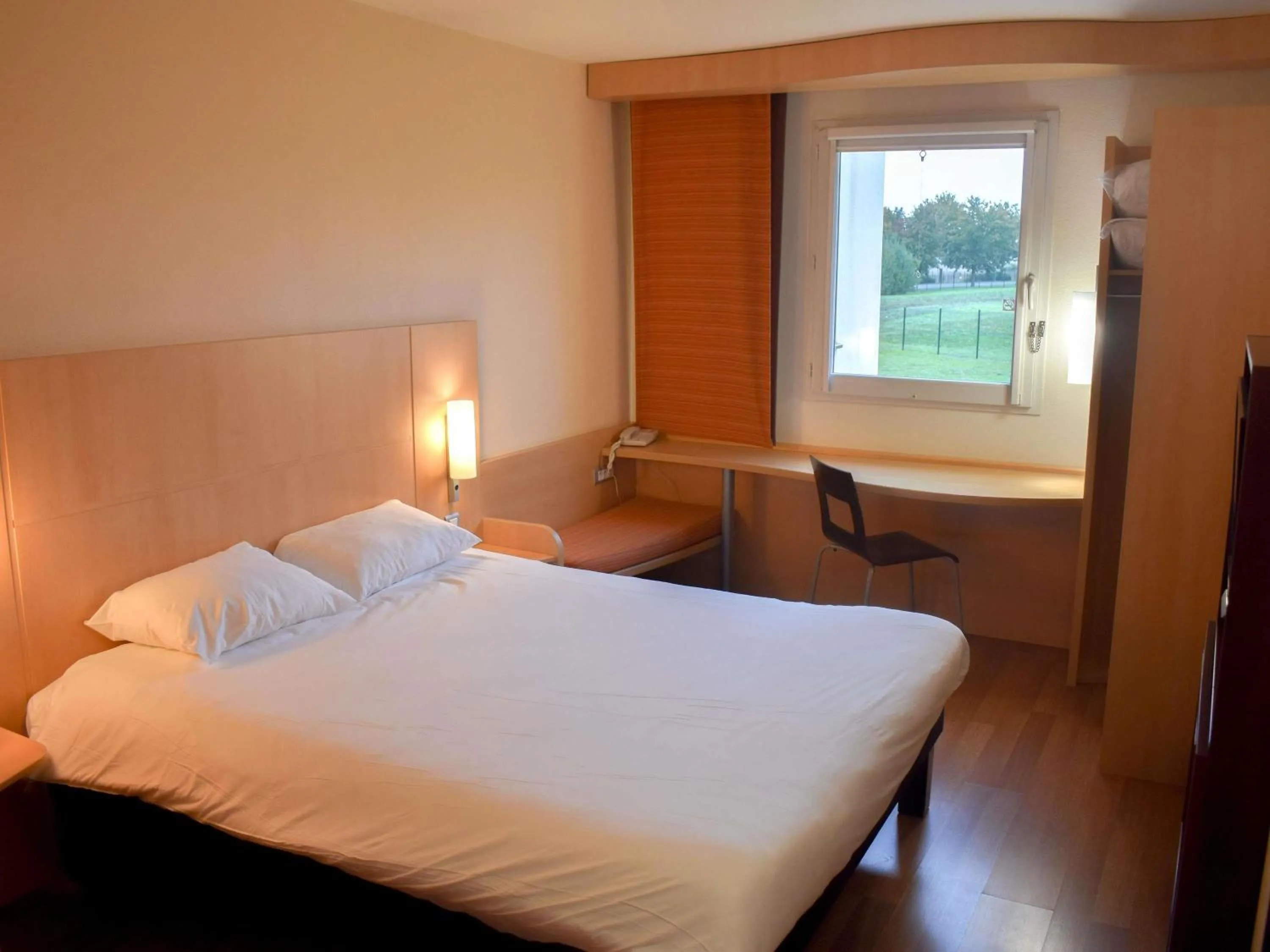 Bedroom, Bed in ibis Albert Pays de Somme